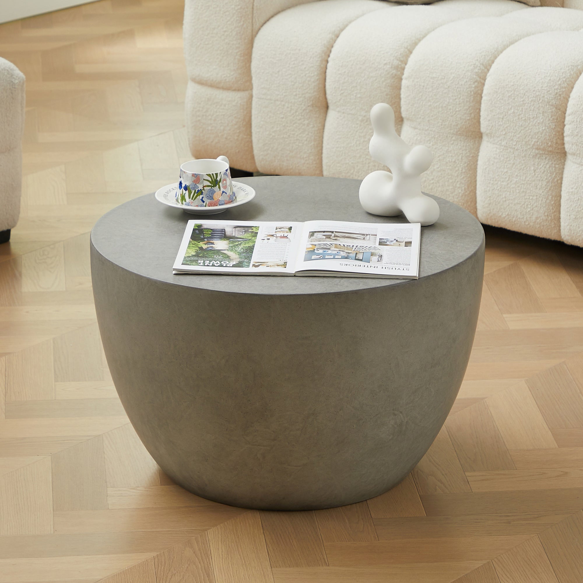 PARNU – stolik kawowy do wnętrz i na zewnątrz z szarego magnezytu