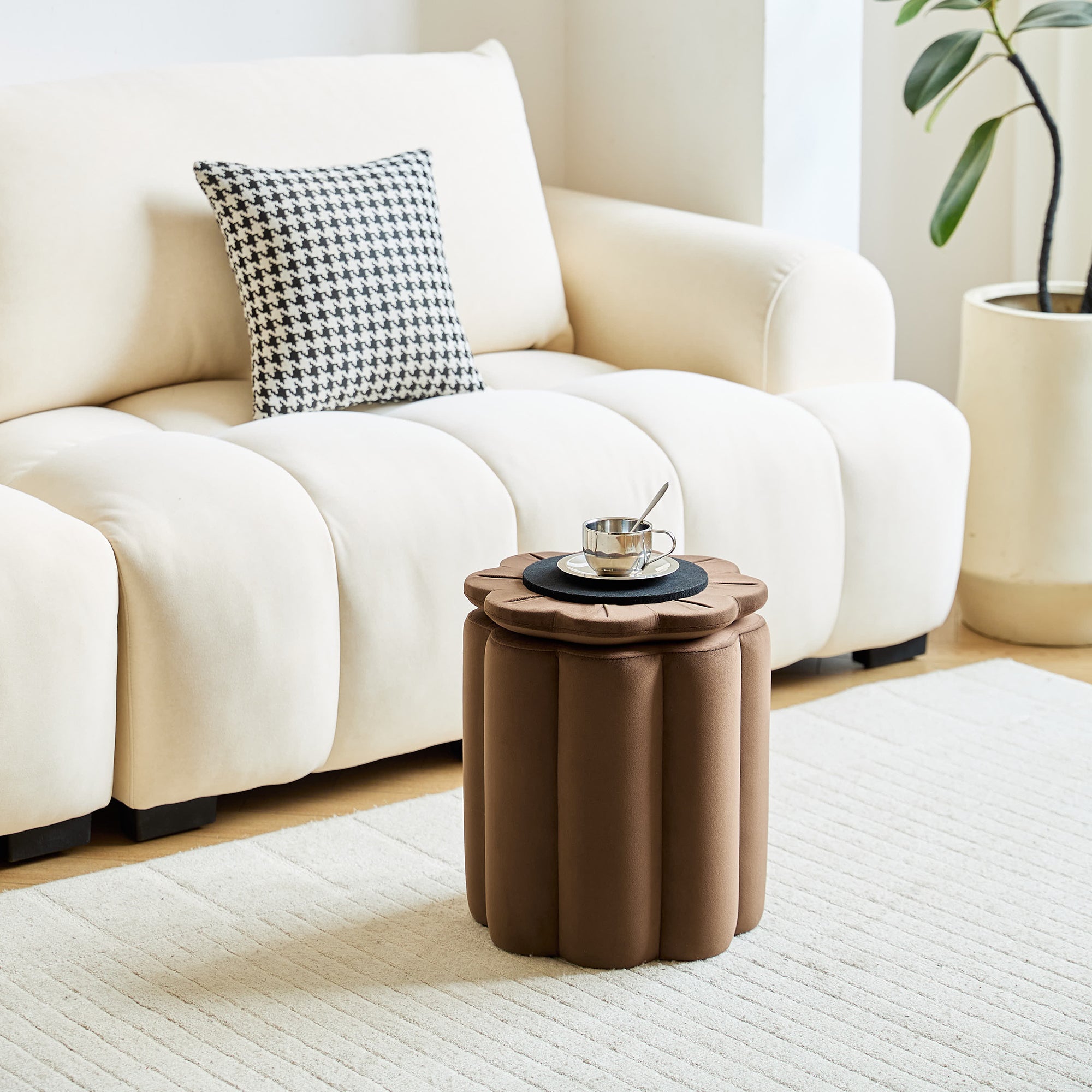 NIGATA – Brązowa aksamitna pufa do salonu z schowkiem