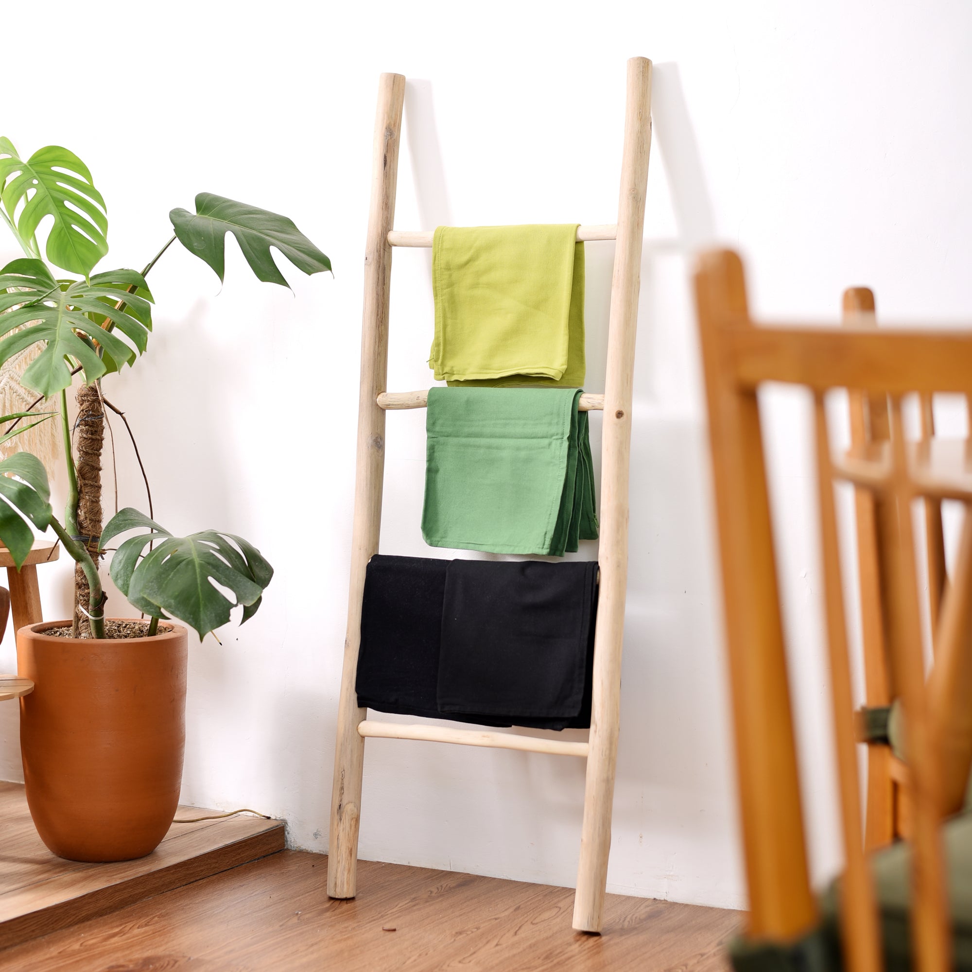 BANDAR – 4-poziomowa półka ścienna w kształcie drabiny z litego drewna naturalnego