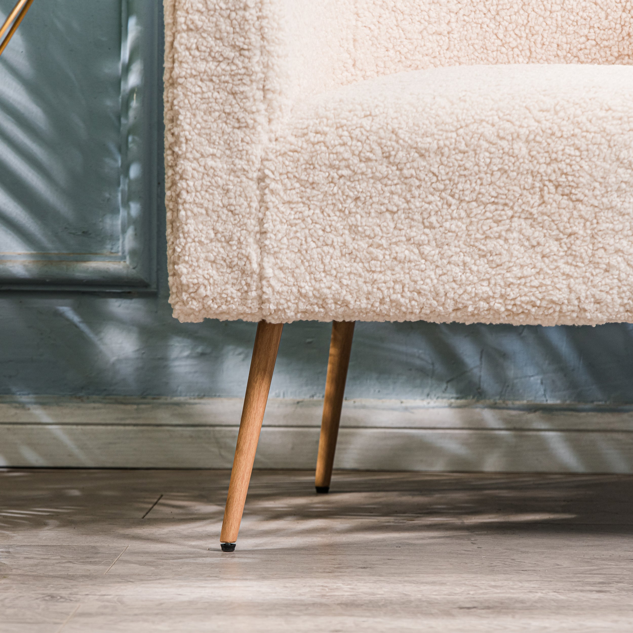 Fotel salonowy z metalu i białymi pętelkami