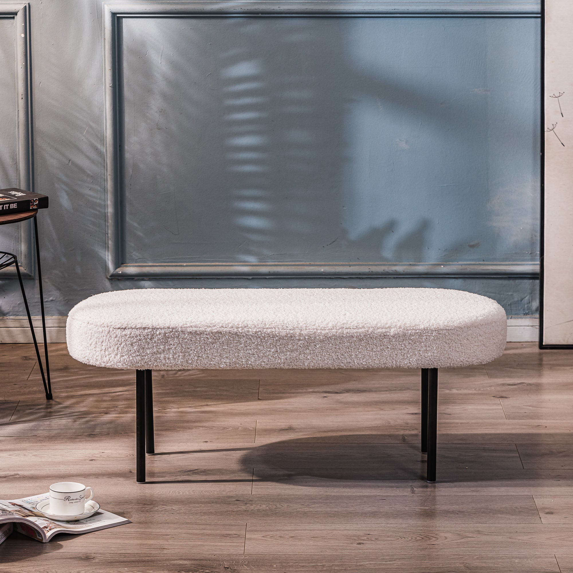 Metalowa ławka i białe pętelki