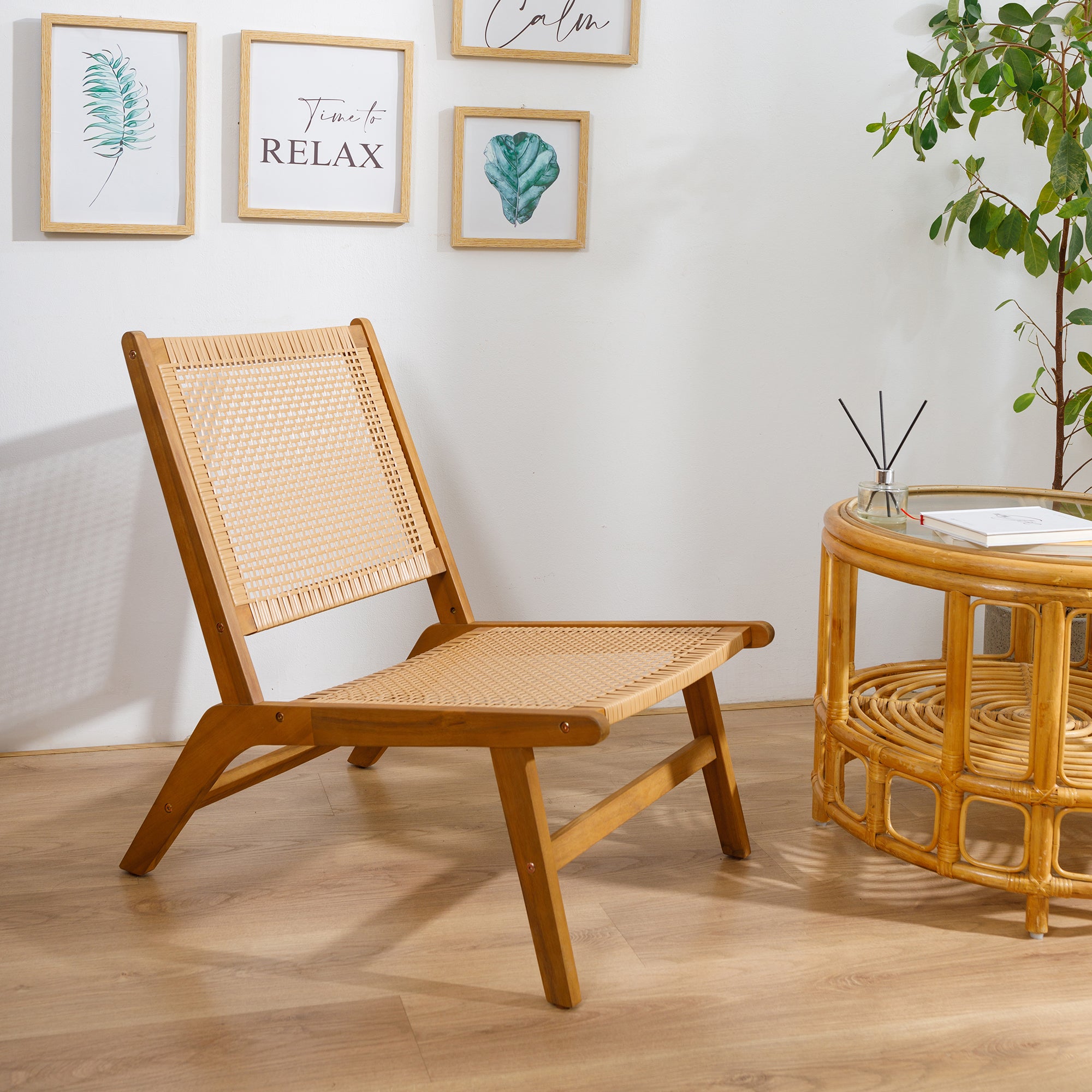 AGUILARES – Fotel do wnętrz i na zewnątrz z litego drewna akacjowego i rattanowego