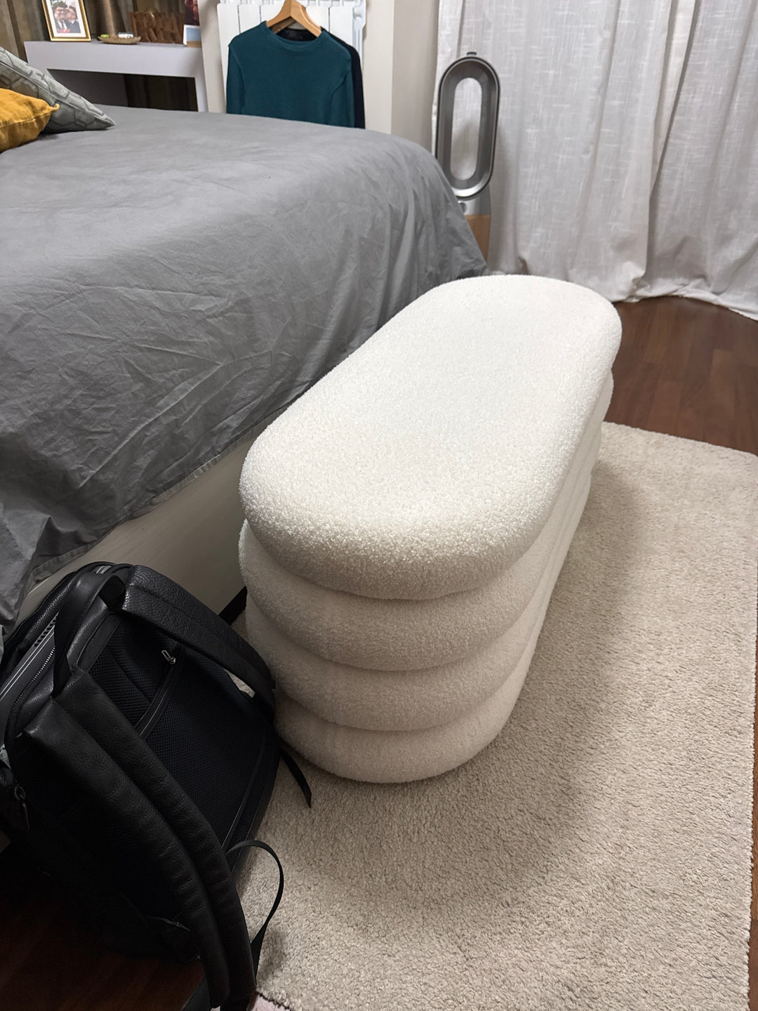 Ławka z schowkiem w białe pętelki