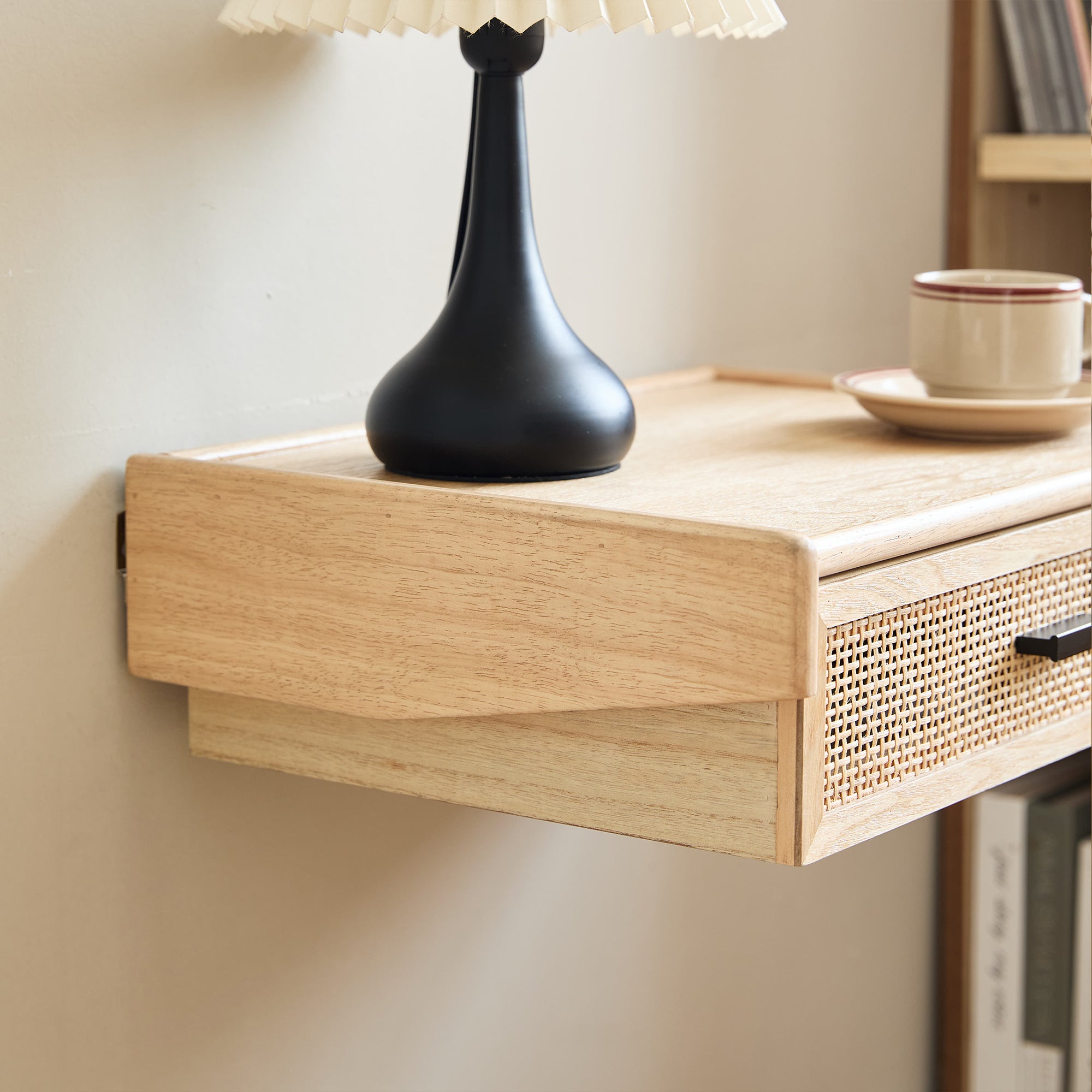 PITEA – drewniany stolik nocny na ścianę z naturalnego rattanu