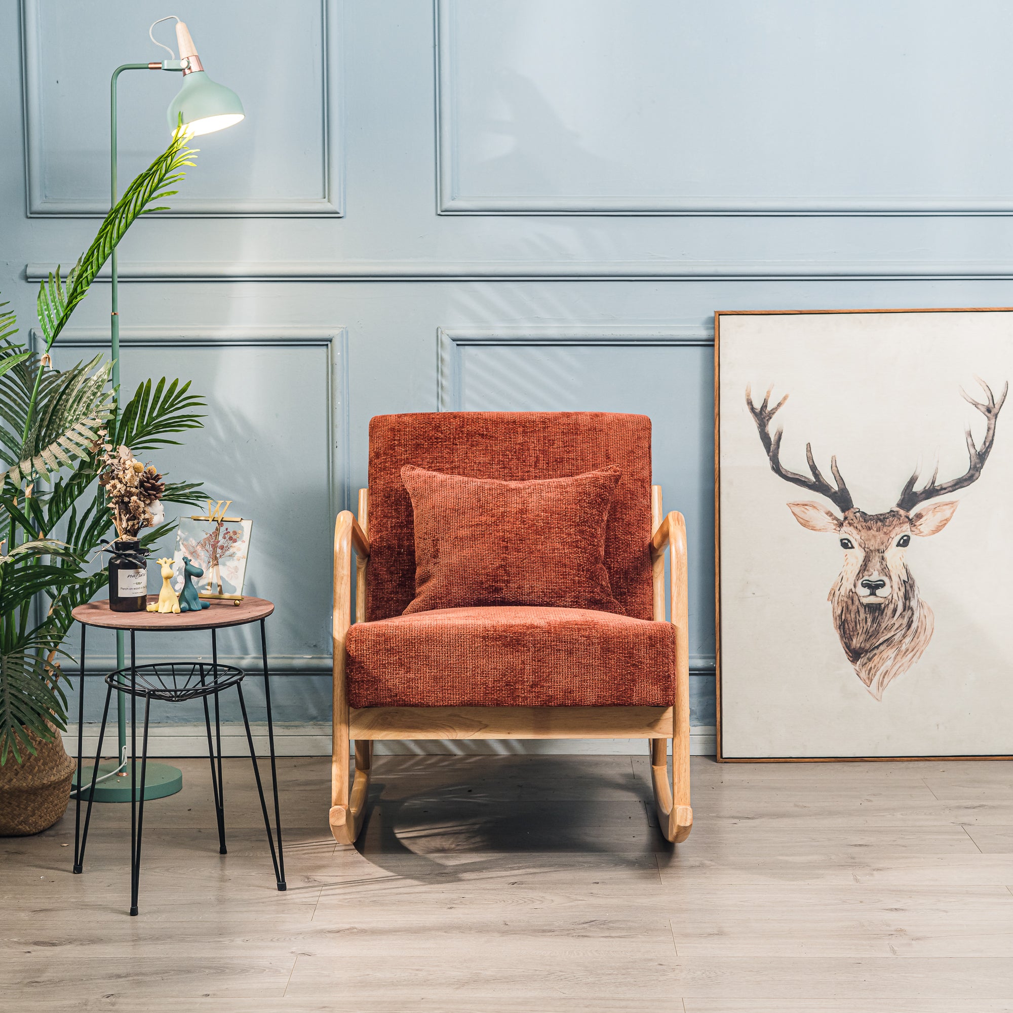 Fotel bujany z litego drewna i tkaniny w kolorze terakoty