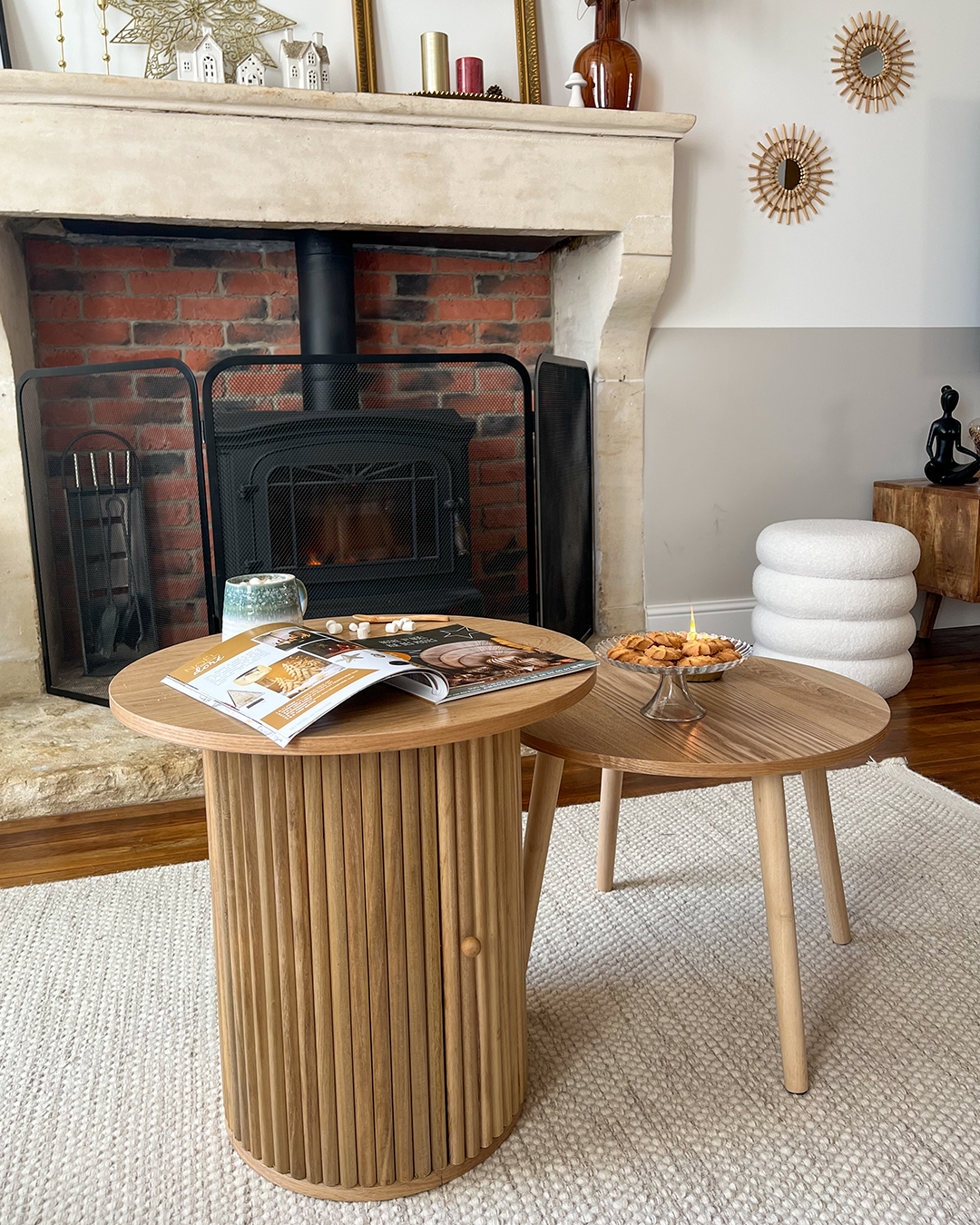 Dodatkowy stolik z litego drewna w naturalnym kolorze