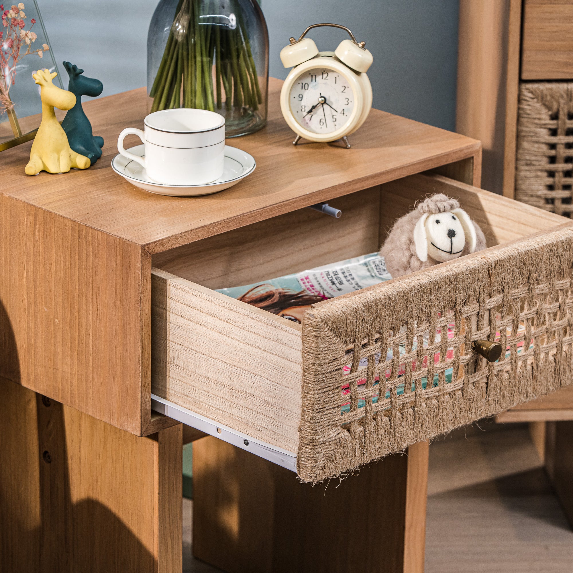 Szafka nocna z 1 szufladą, wykonana z naturalnego sznurka