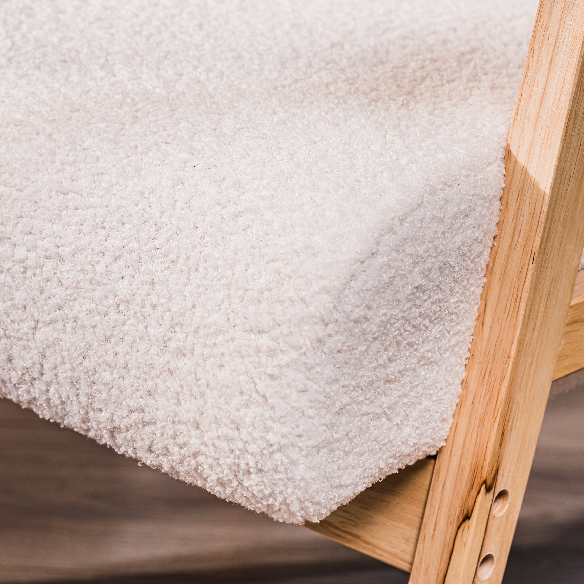 LOUIS – Fotel salonowy z litego drewna i białymi pętelkami