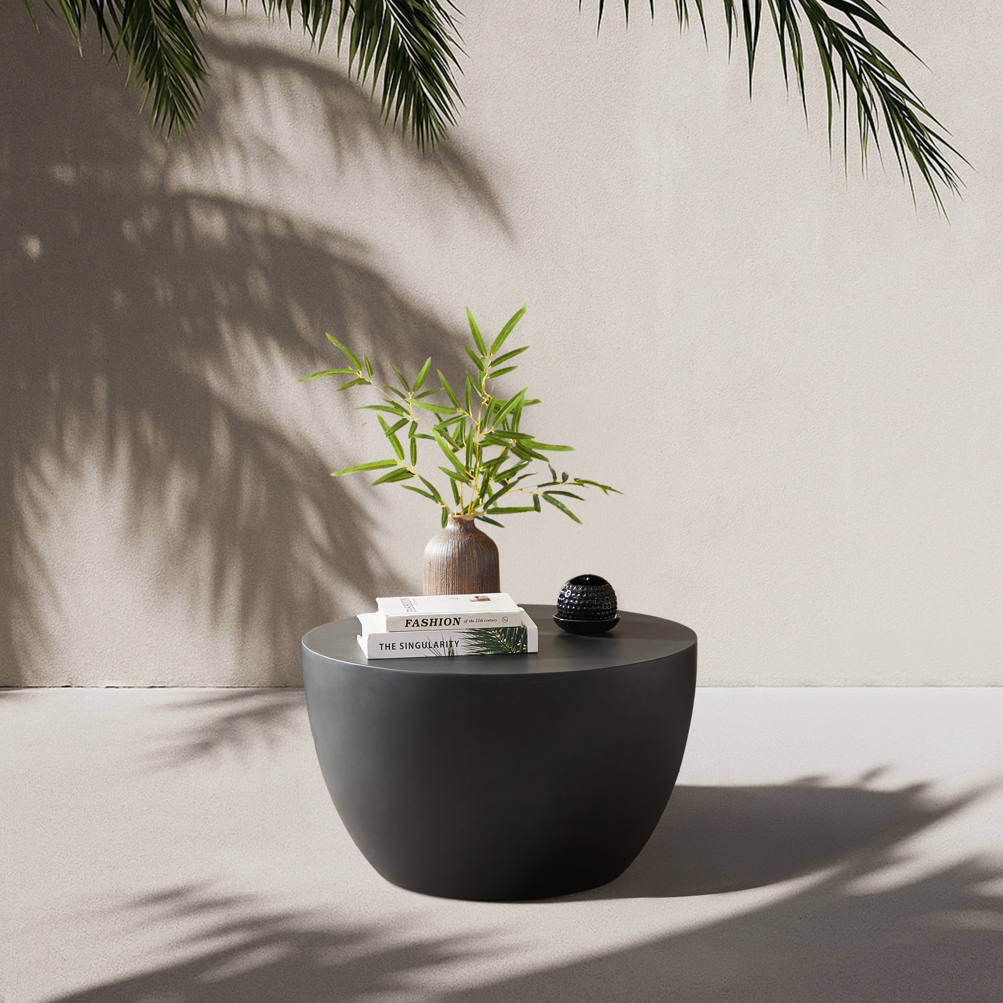 PARNU – stolik kawowy do wnętrz i na zewnątrz z czarnego magnezytu