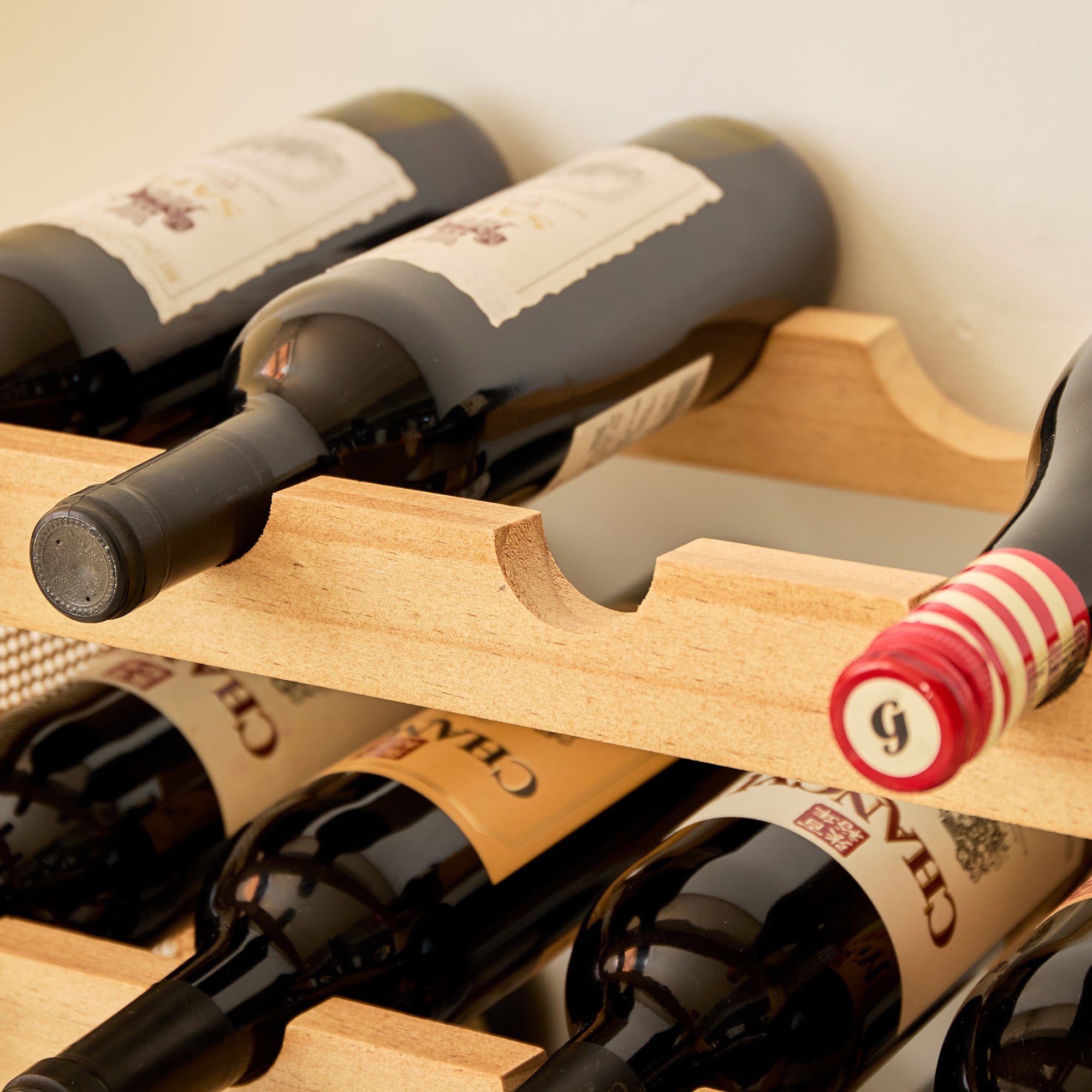 VISBY – Drewniany i rattanowy stojak na butelki