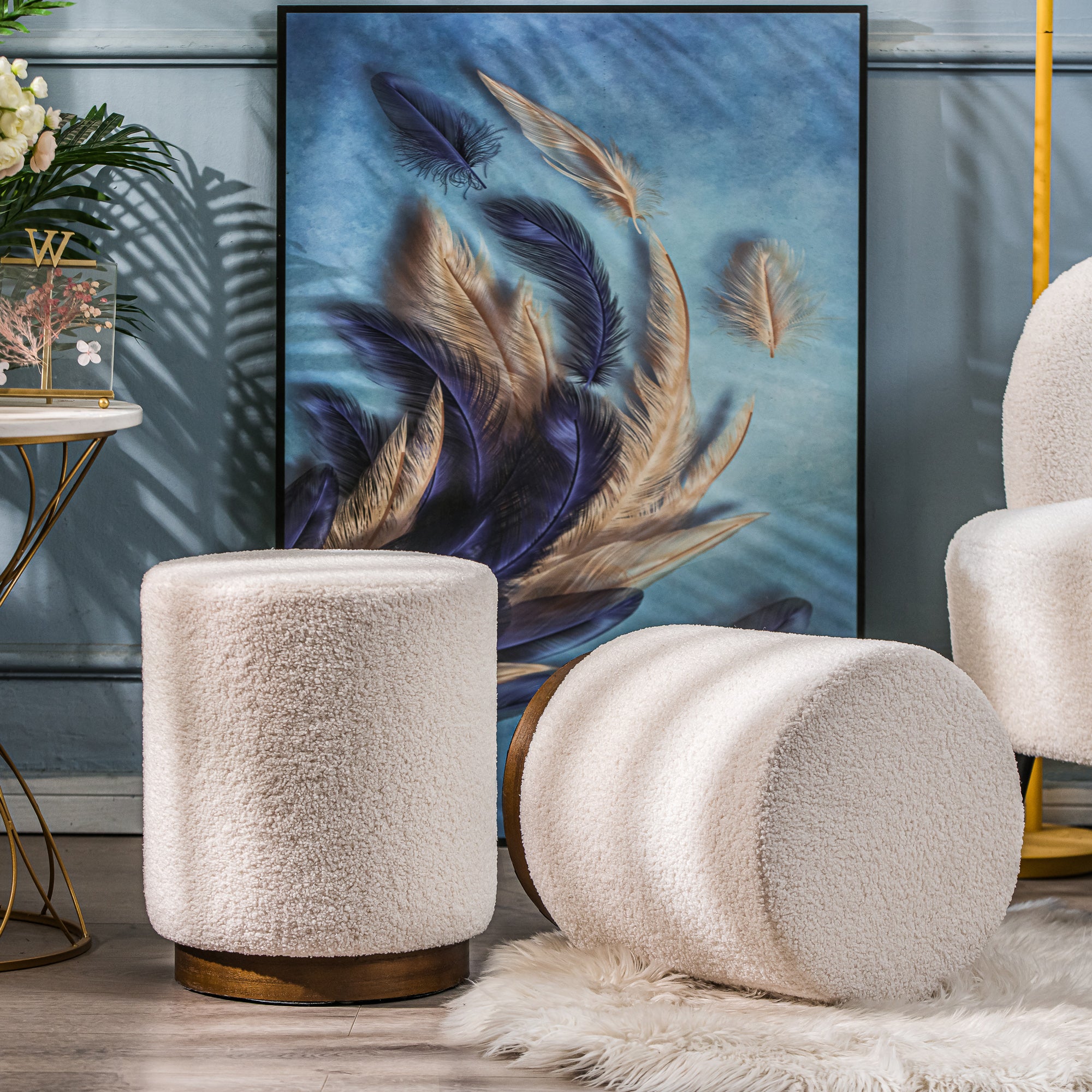 Puf z białymi pętelkami i drewnianą podstawą