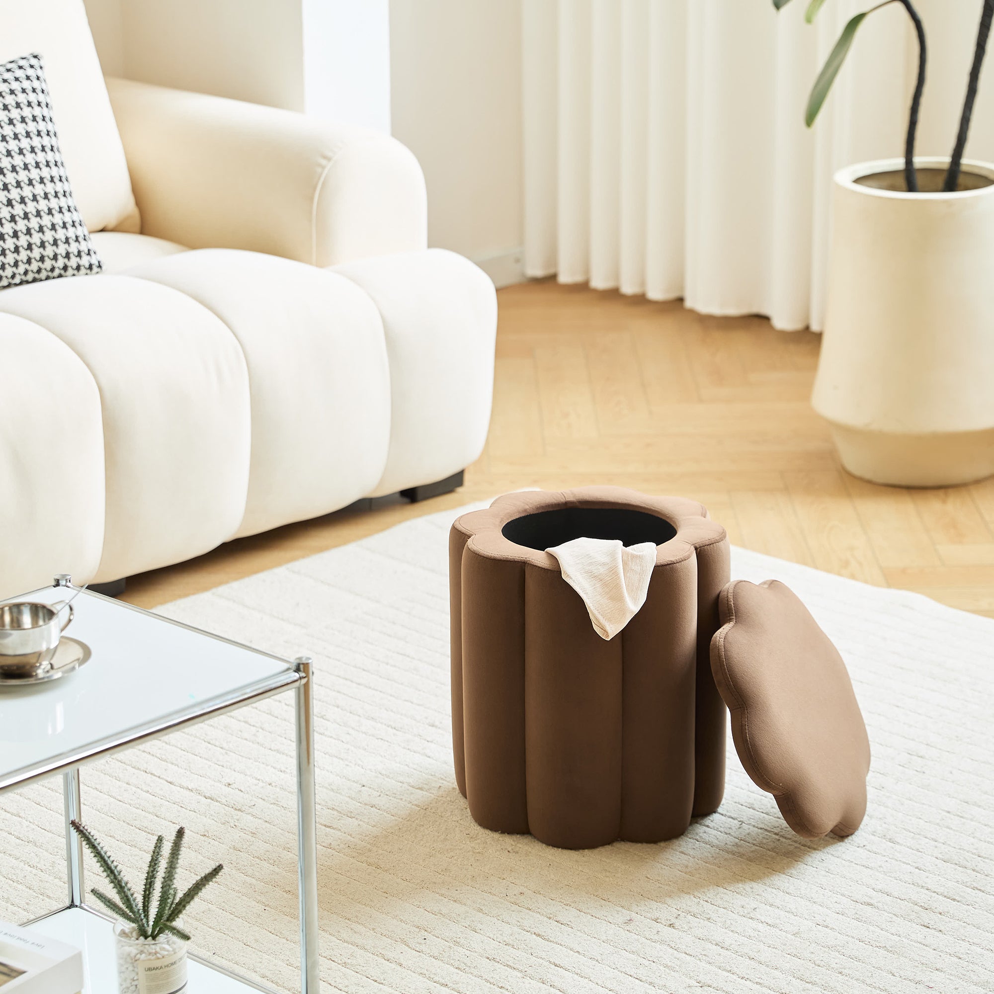 NIGATA – Brązowa aksamitna pufa do salonu z schowkiem