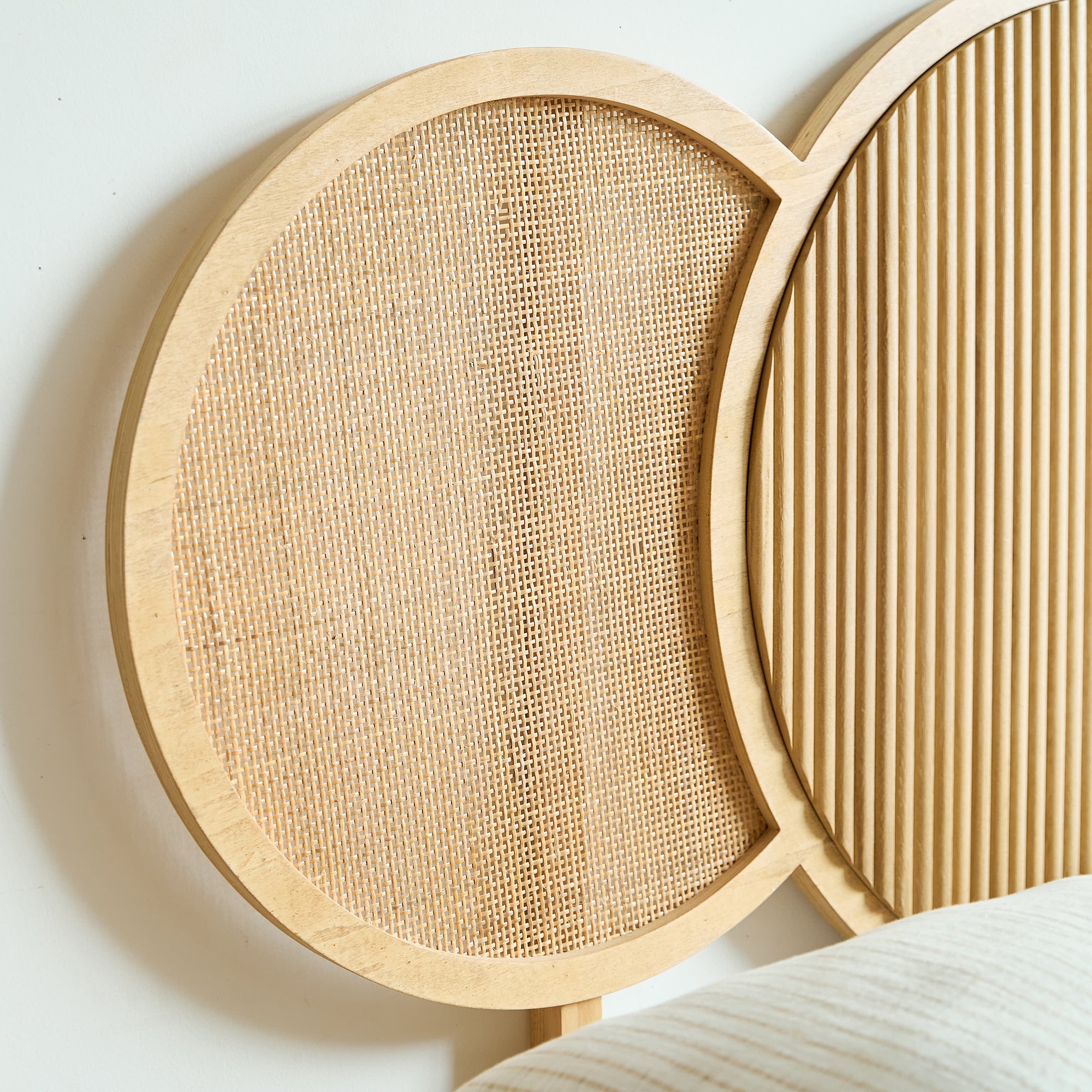 BODO – zagłówek łóżka 160 z litego drewna i naturalnego rattanu