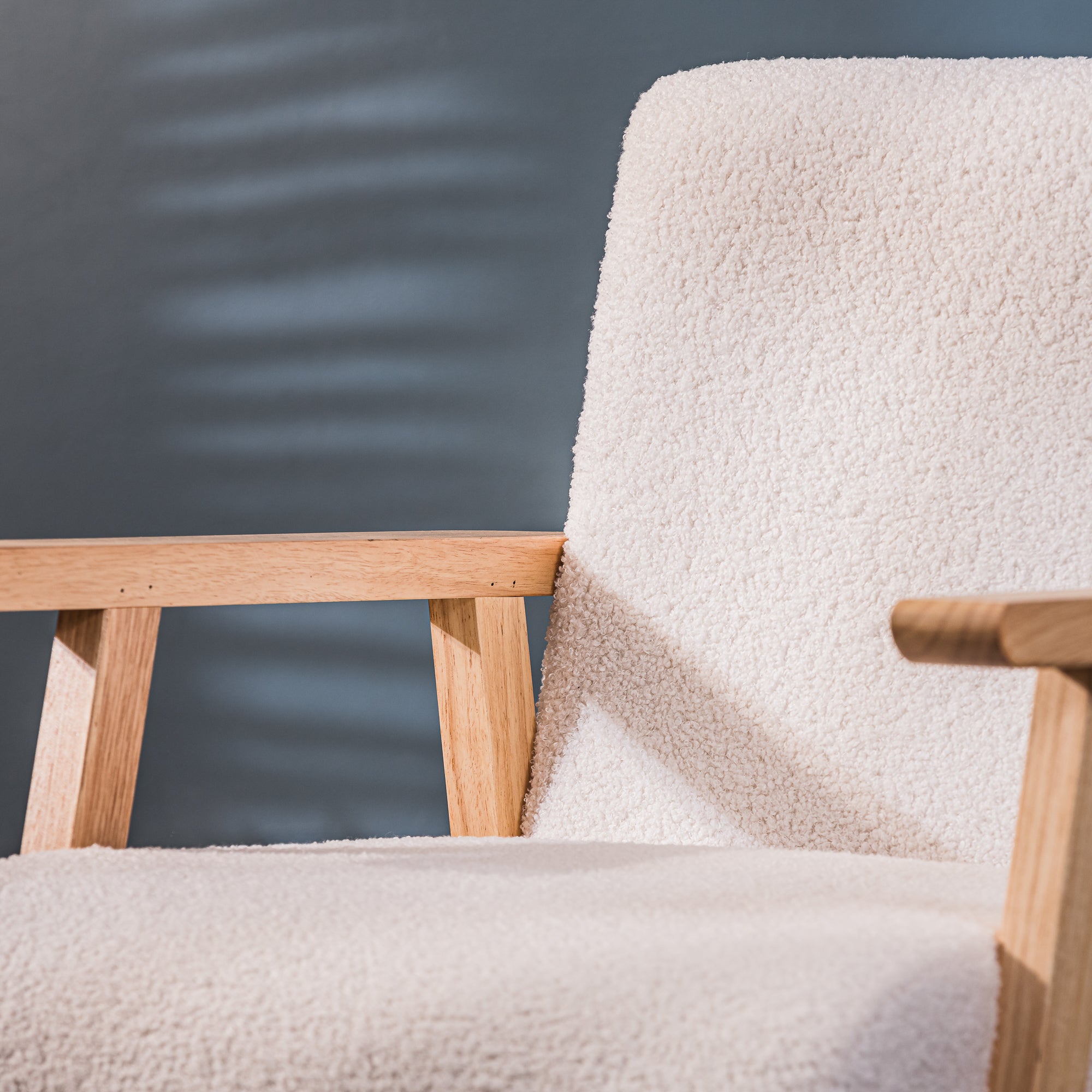 Fotel salonowy z litego drewna i białymi pętelkami