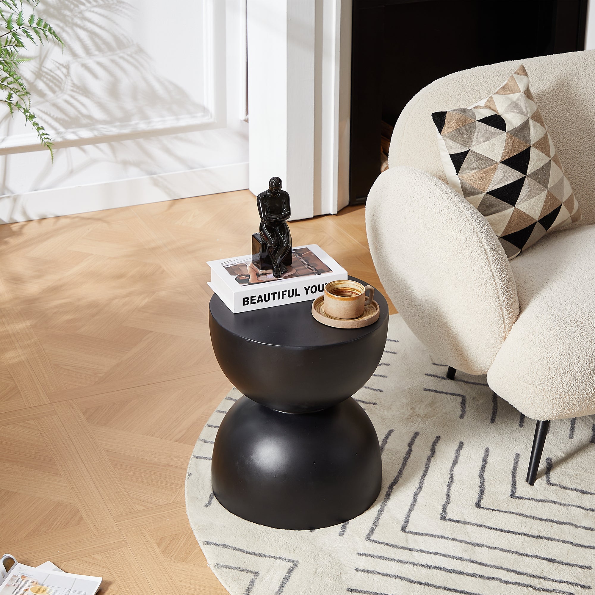 VEJEN – stolik pomocniczy do kanapy, do użytku wewnątrz i na zewnątrz, z czarnego magnezytu