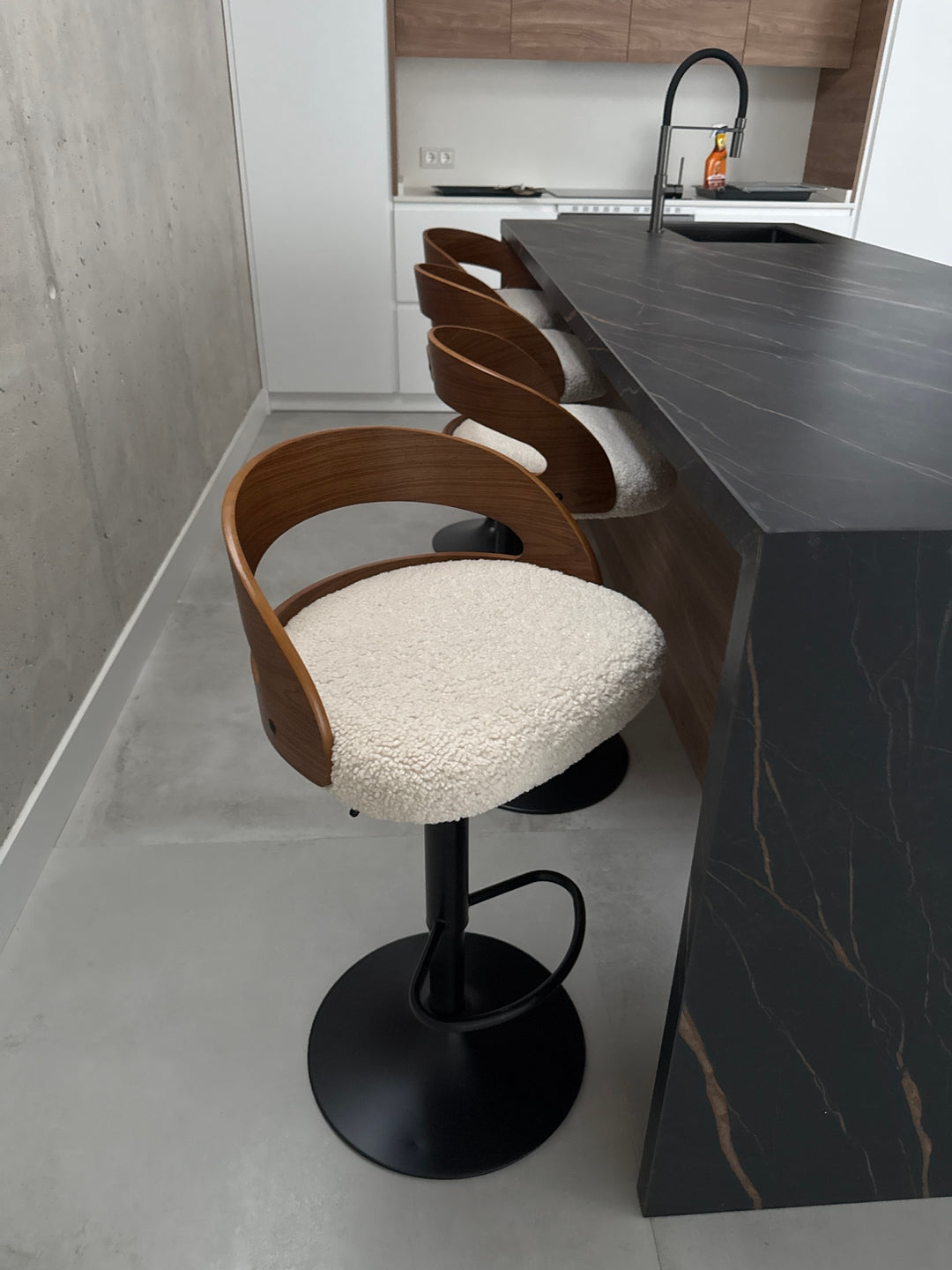 Zestaw 2 drewnianych stołków barowych z białymi pętelkami