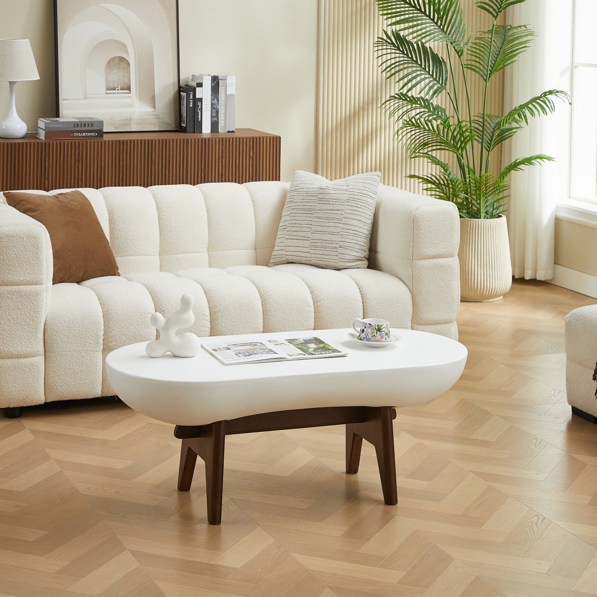 IRUNA – stolik kawowy do wnętrz i na zewnątrz, wykonany z drewna i białego magnezytu