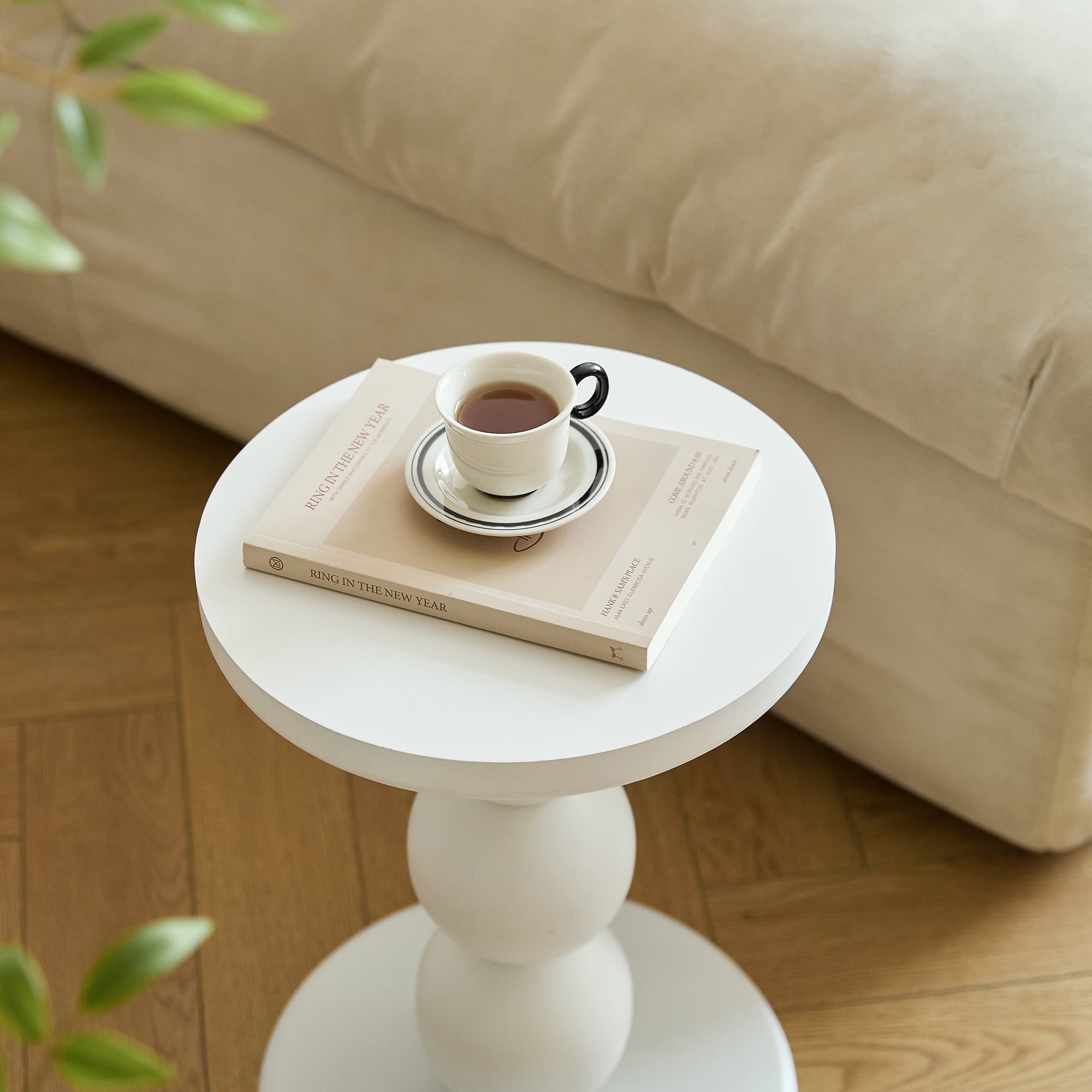 GAVLE – Okrągły stolik pomocniczy z białego drewna