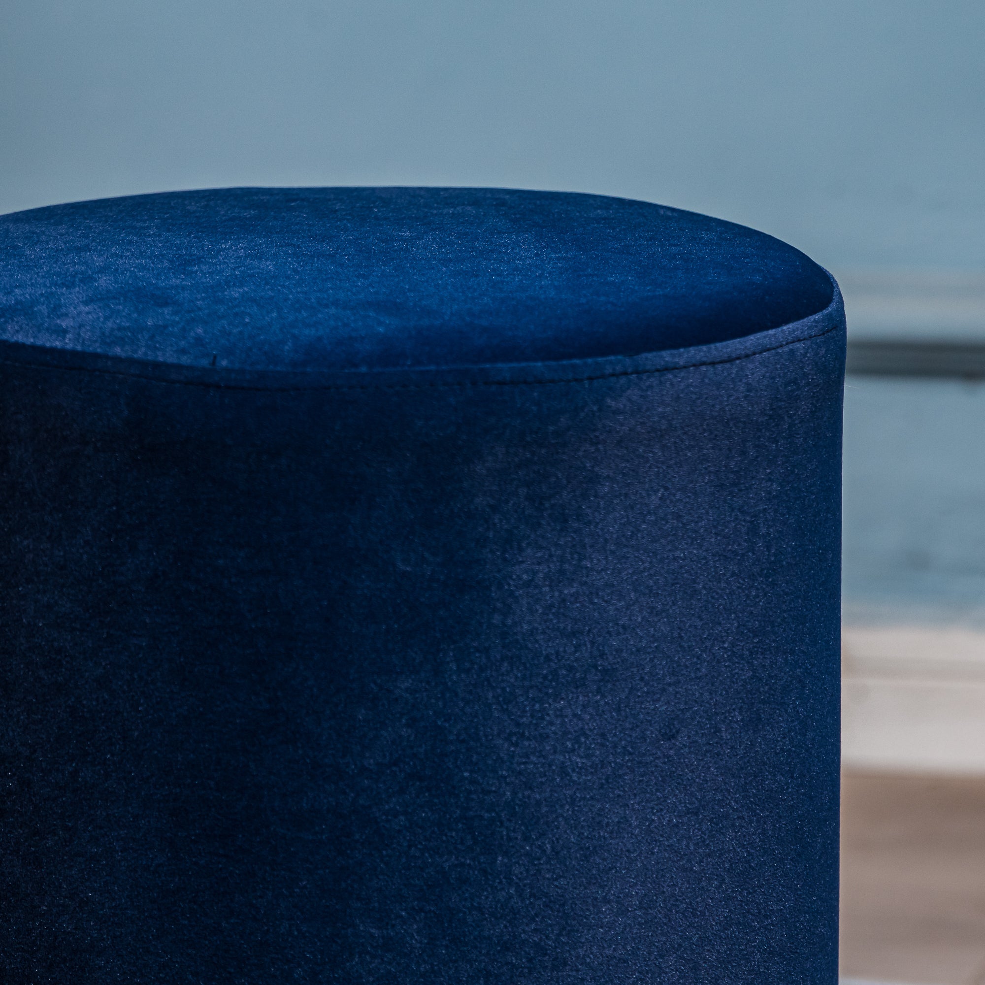 SOKA - Niebieska pufa z aksamitu i drewniana podstawa