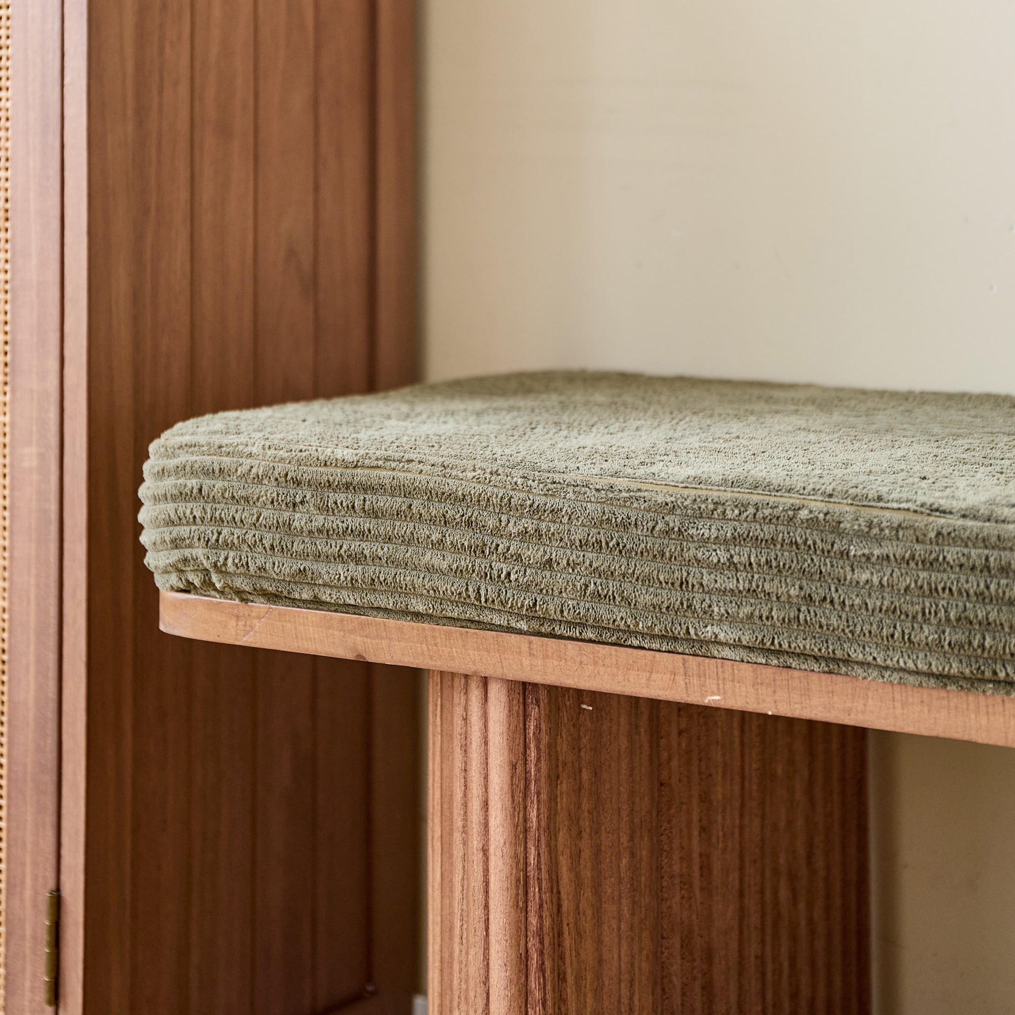 PIREUS – Ławka z litego drewna i zielonego sztruksu