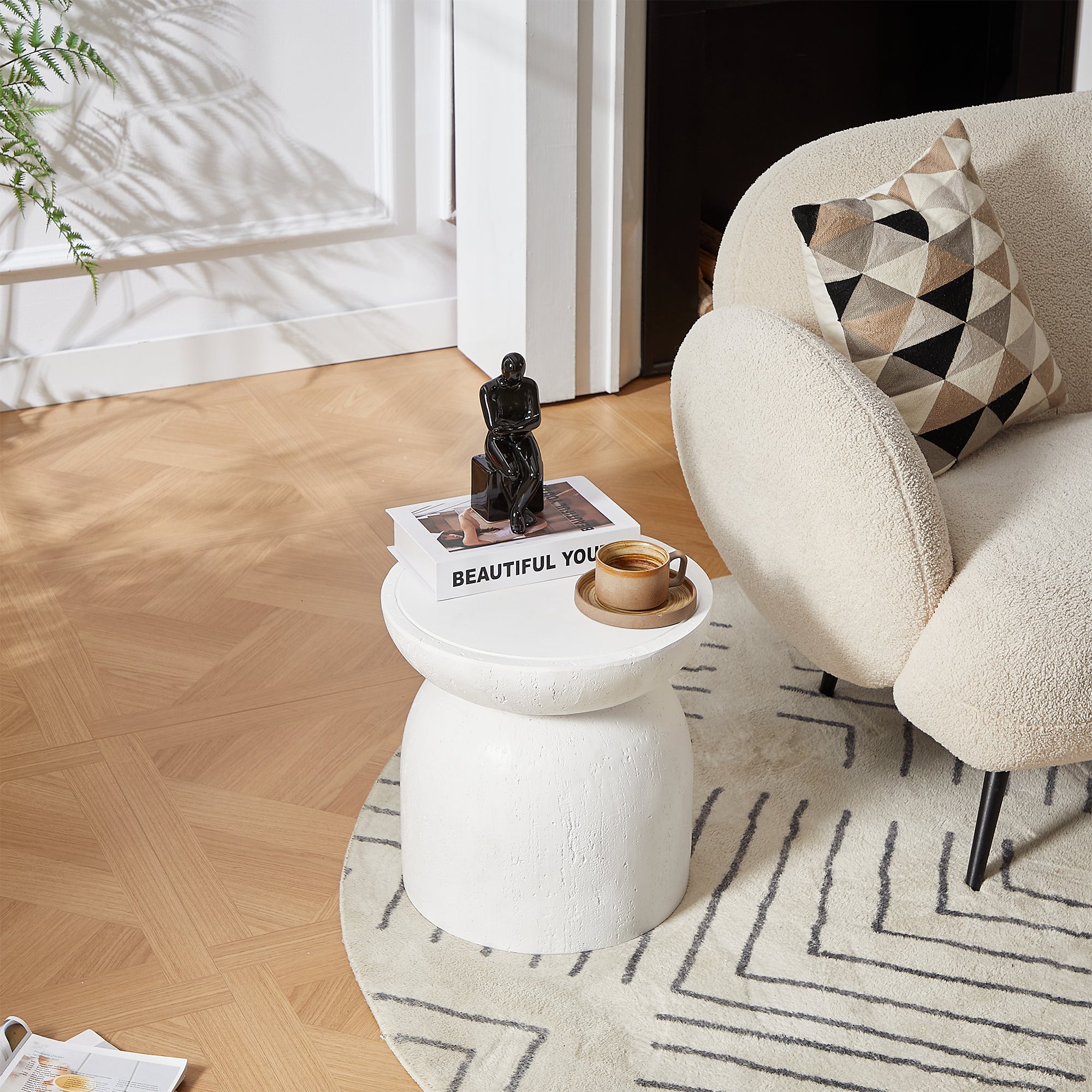 HJORRING – stolik pomocniczy do wnętrz i na zewnątrz, wykonany z białego magnezytu