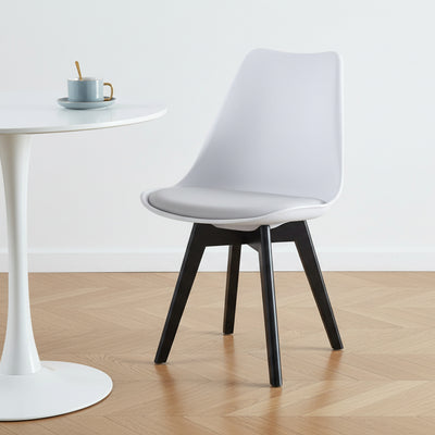 Lot de 4 chaises scandinaves en bois et polypropylène blanc
