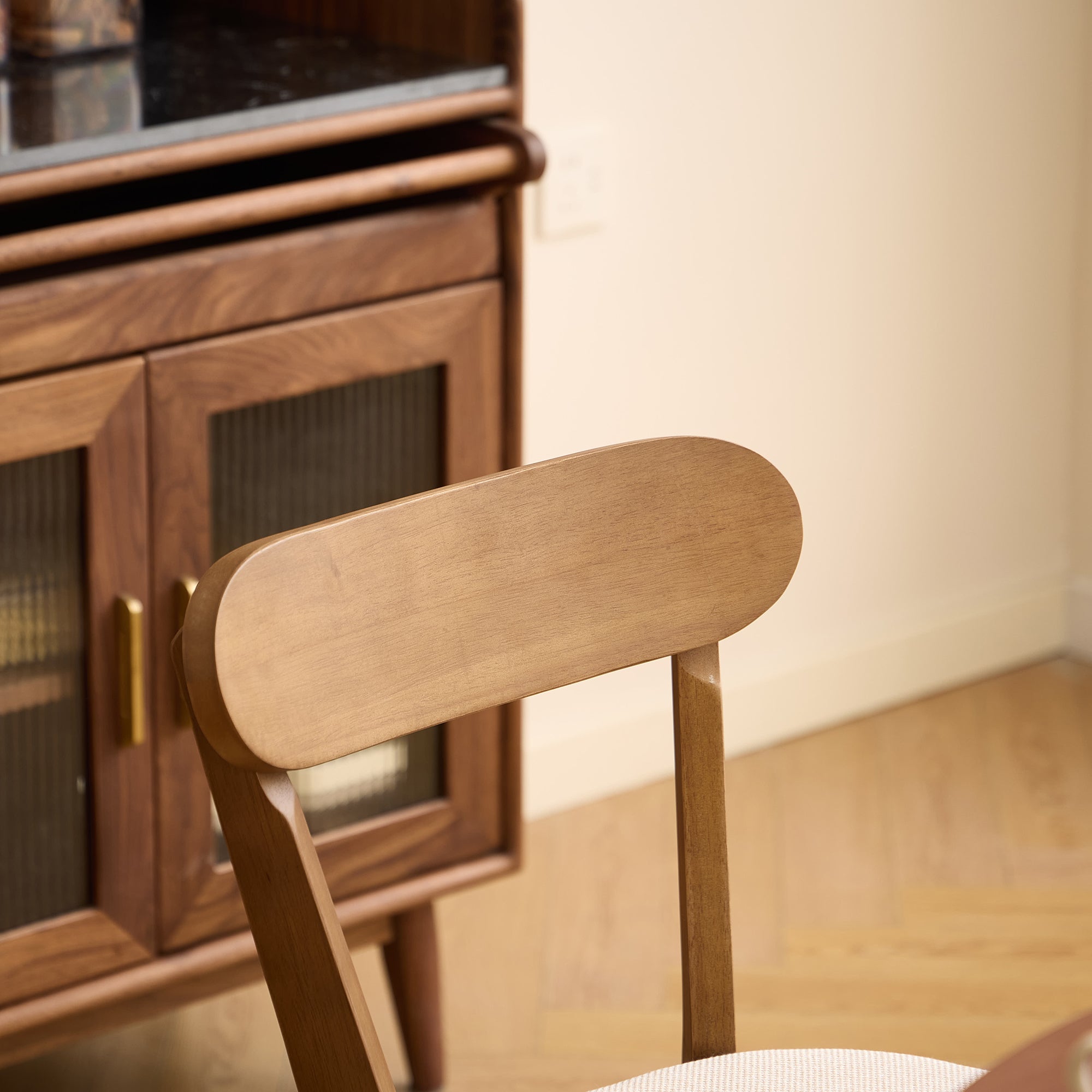 VITORIA – Zestaw 2 krzeseł do jadalni z ciemnego drewna i beżowej tkaniny