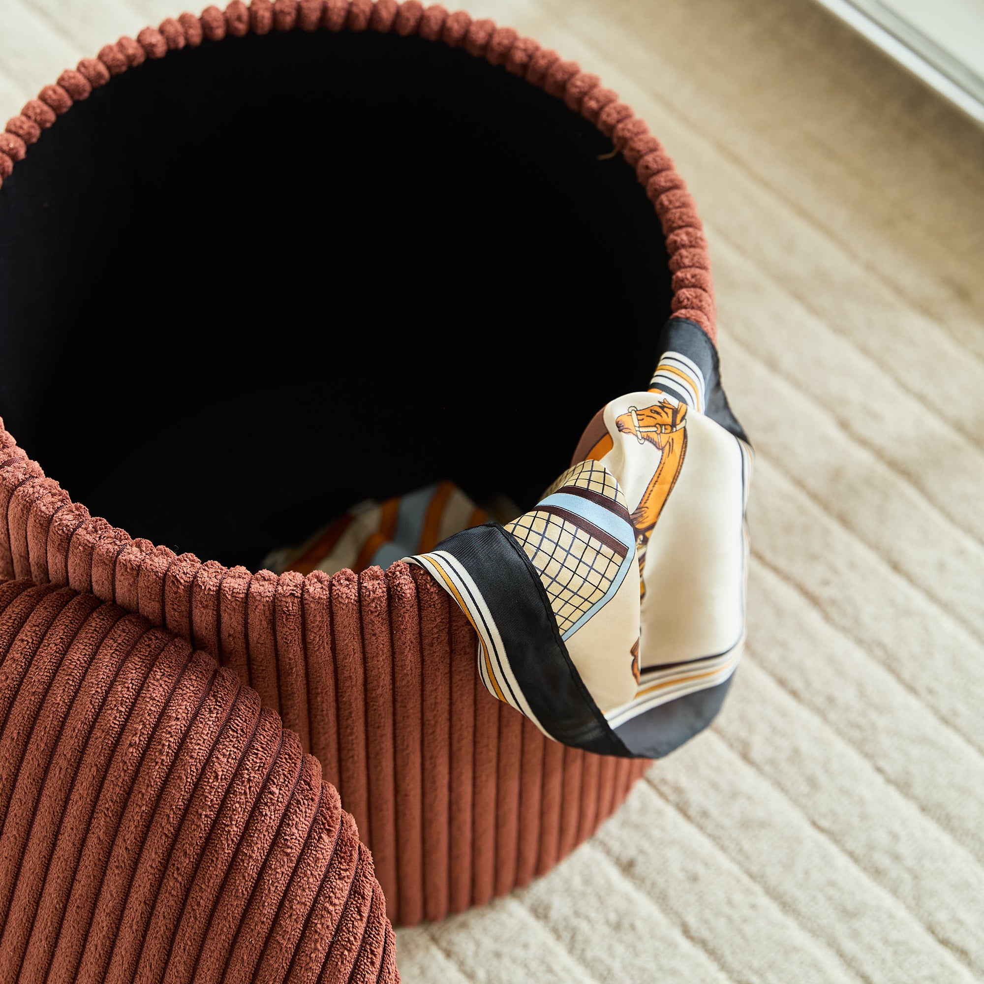 NARVIK – Zestaw 3 puf funkcją przechowywania, wykonanych z drewna i sztruksu w kolorze terakoty