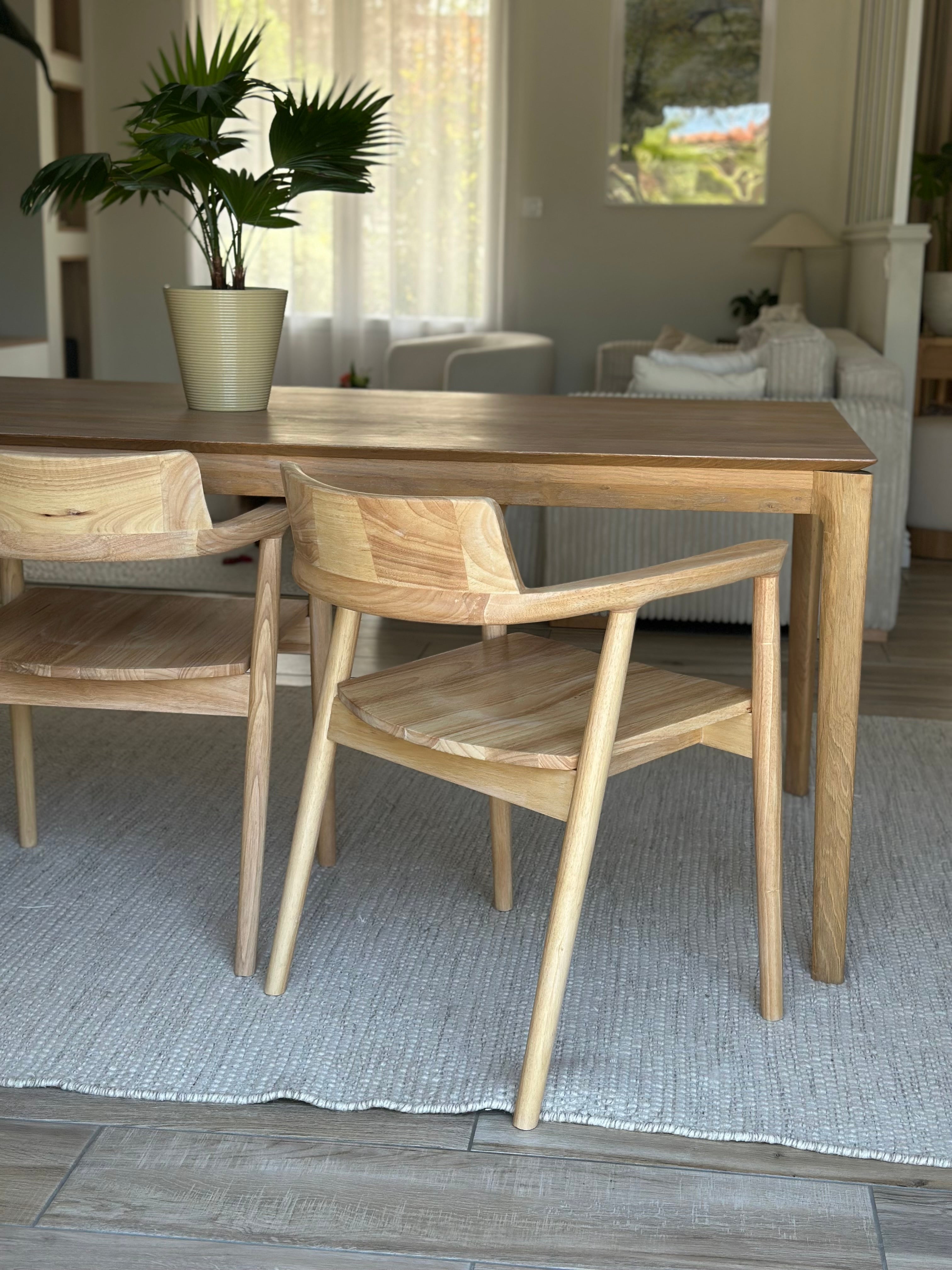 CORDOBA – Zestaw 2 krzeseł z litego drewna z podłokietnikami w kolorze naturalnym