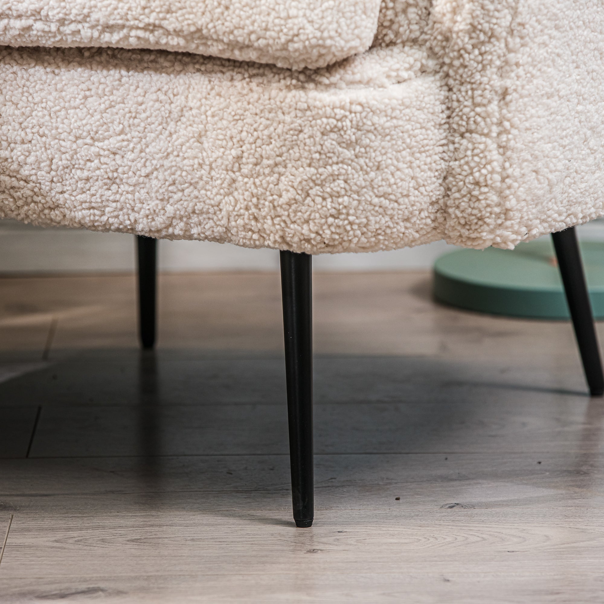 Fotel salonowy z metalu i białymi pętelkami