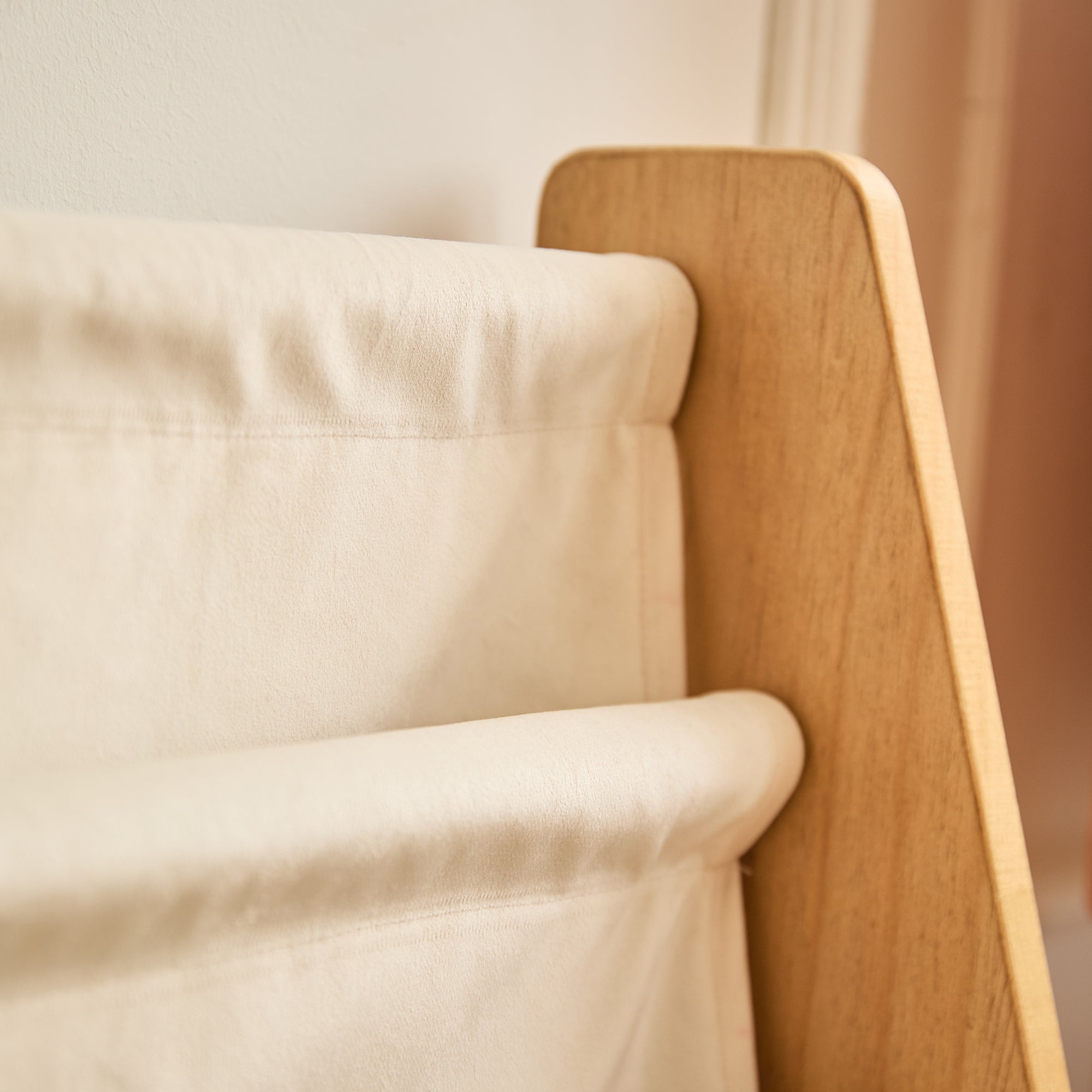 BILLUND – Regał na książki dla dzieci, wykonany z drewna i tkaniny