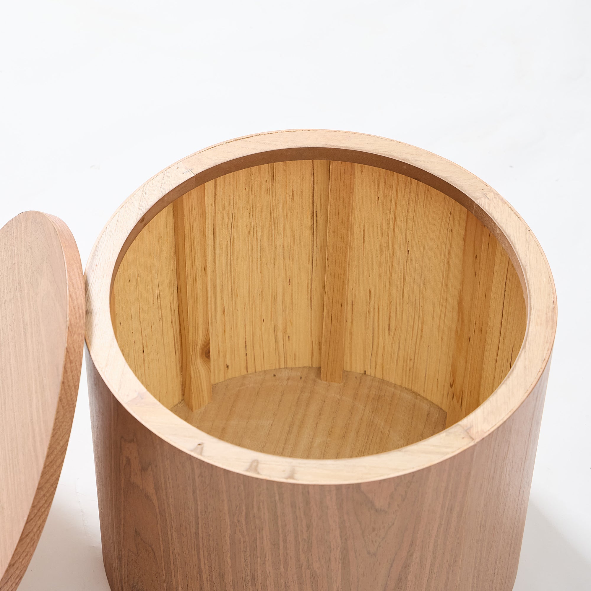 YATOMI – Zestaw 2 okrągłych stolików z litego drewna funkcją przechowywania