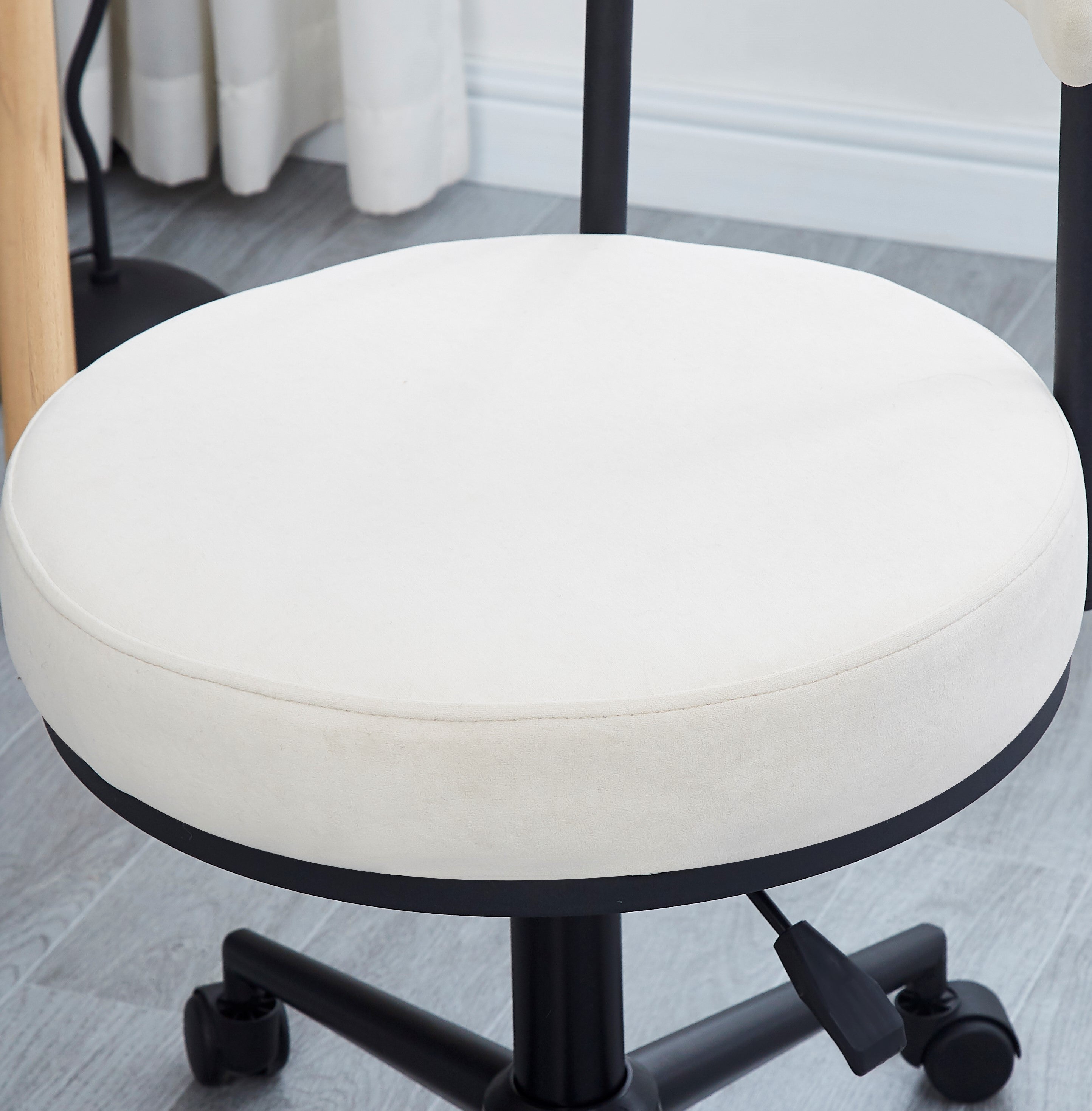 Regulowane krzesło biurowe z beżowego aksamitu