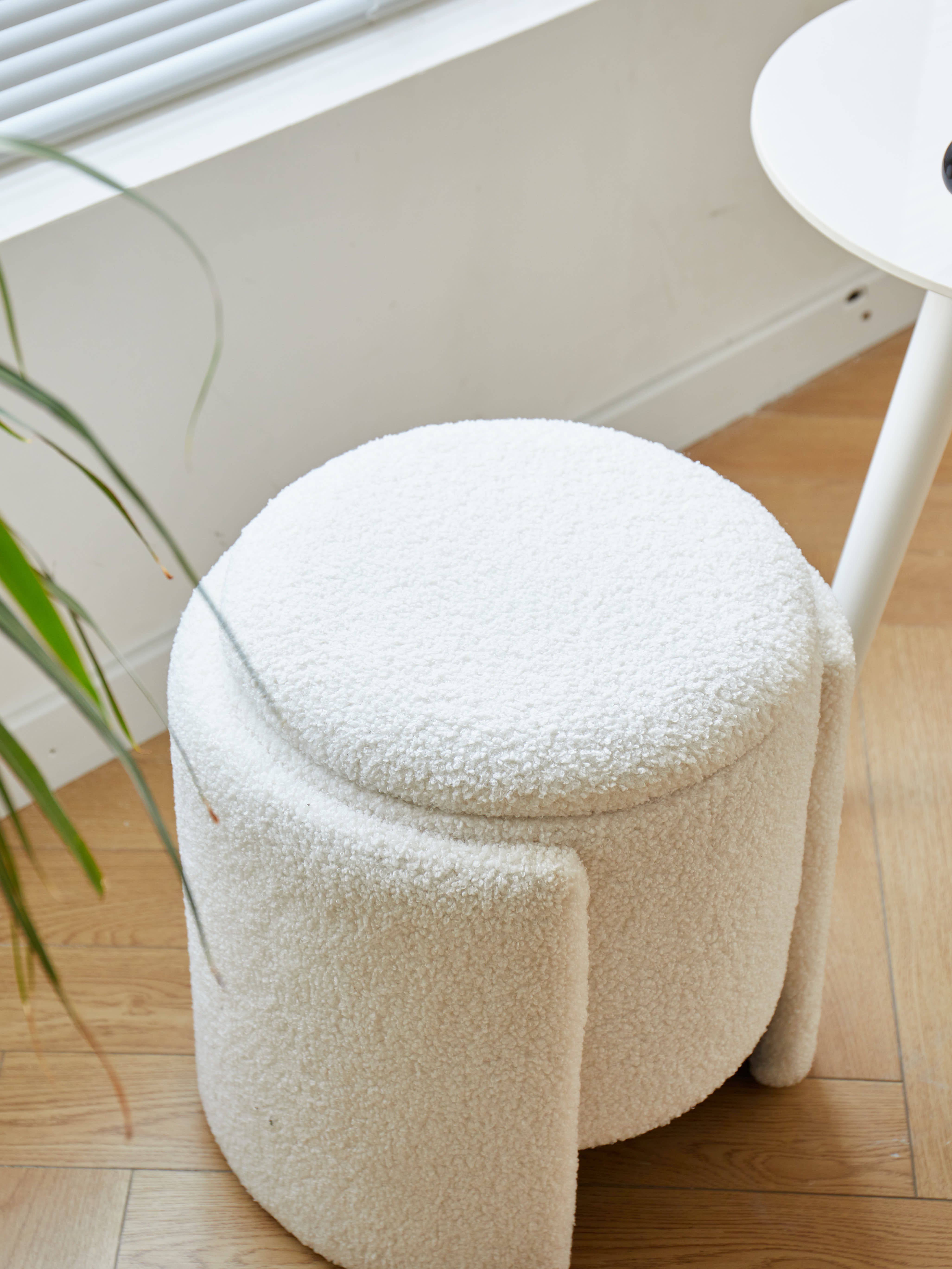 MOSS – Pufa w stylu skandynawskim z białymi pętelkami