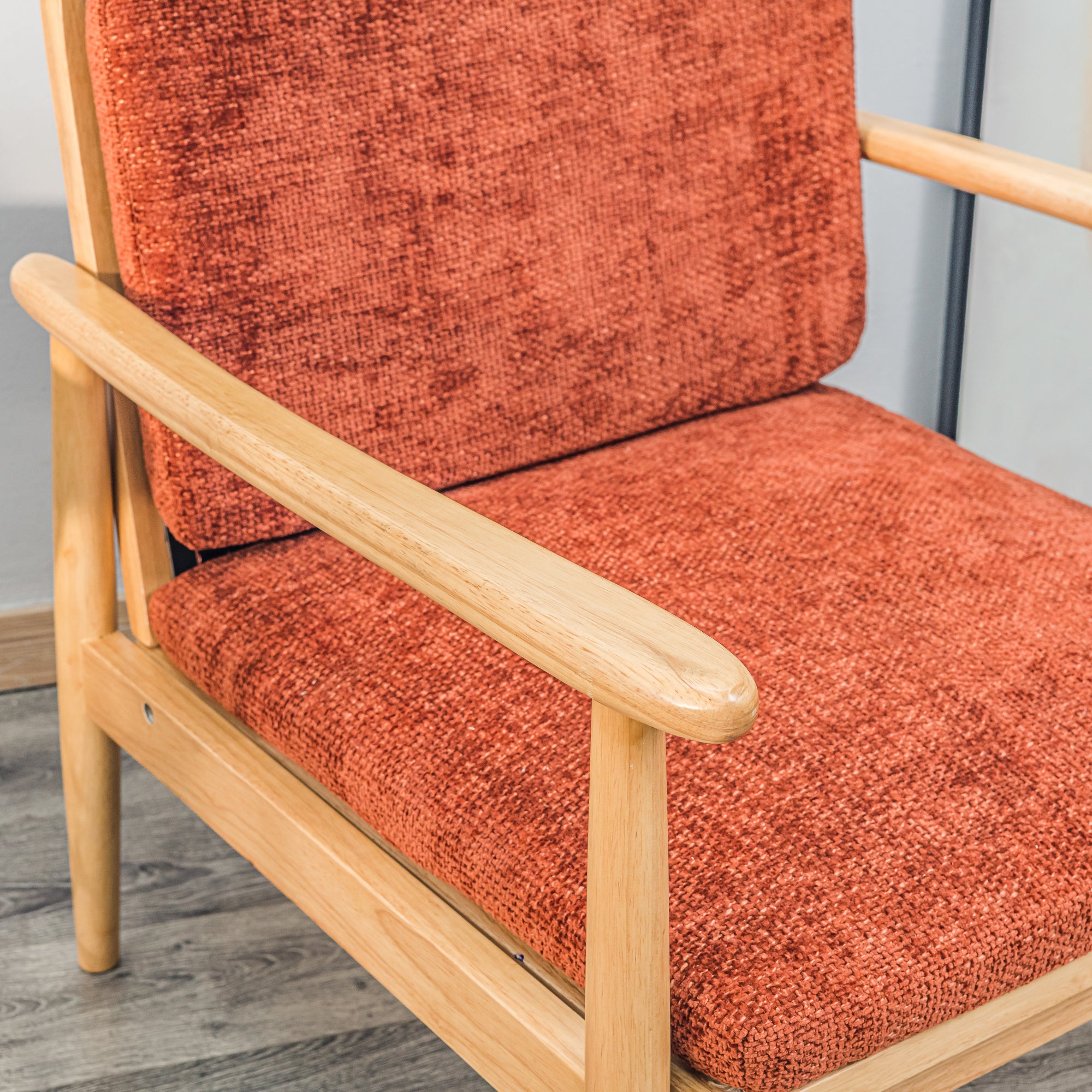 Fotel salonowy z litego drewna i tkaniny w kolorze terakoty