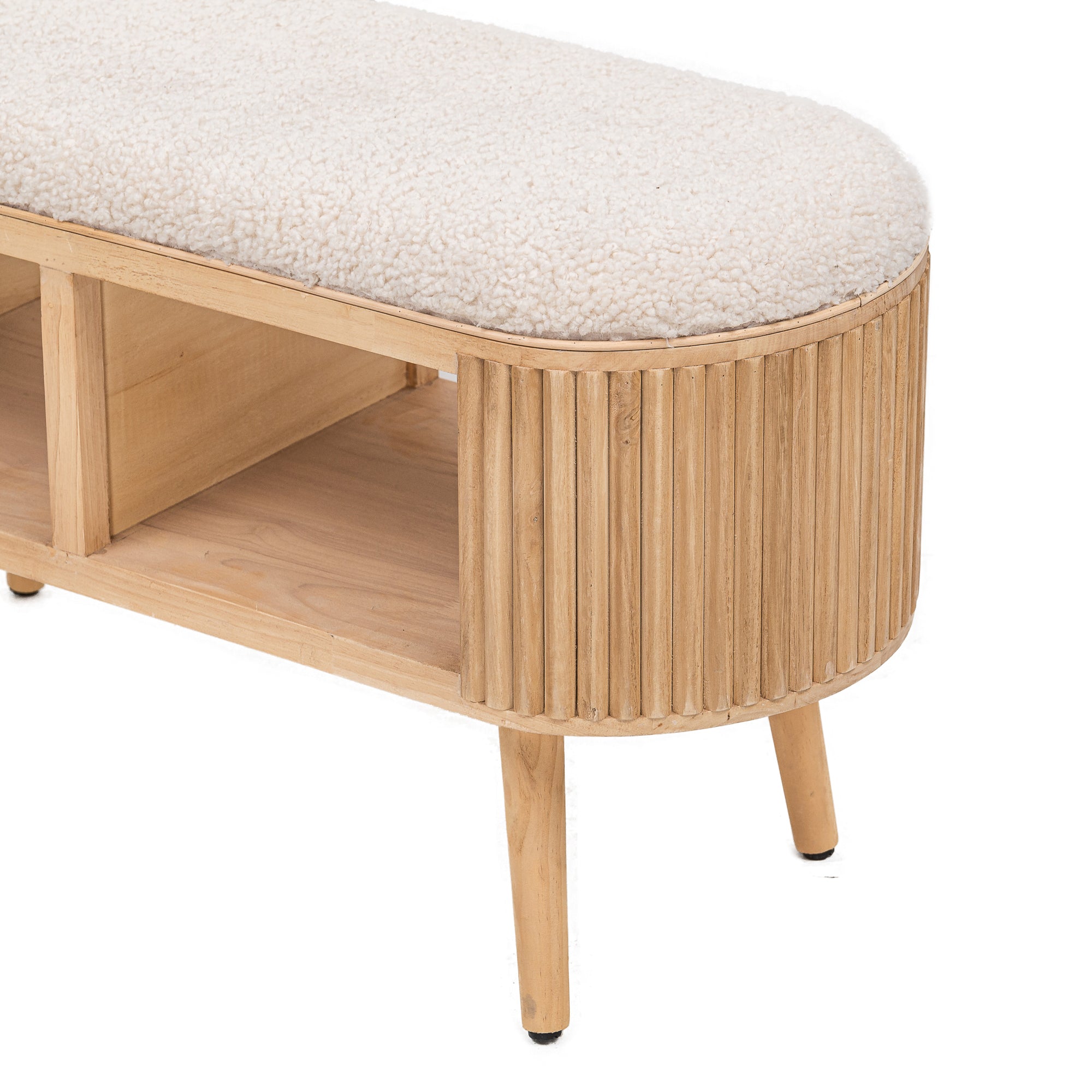 Ławka funkcją przechowywania, wykonana z rattanu i białych pętelek