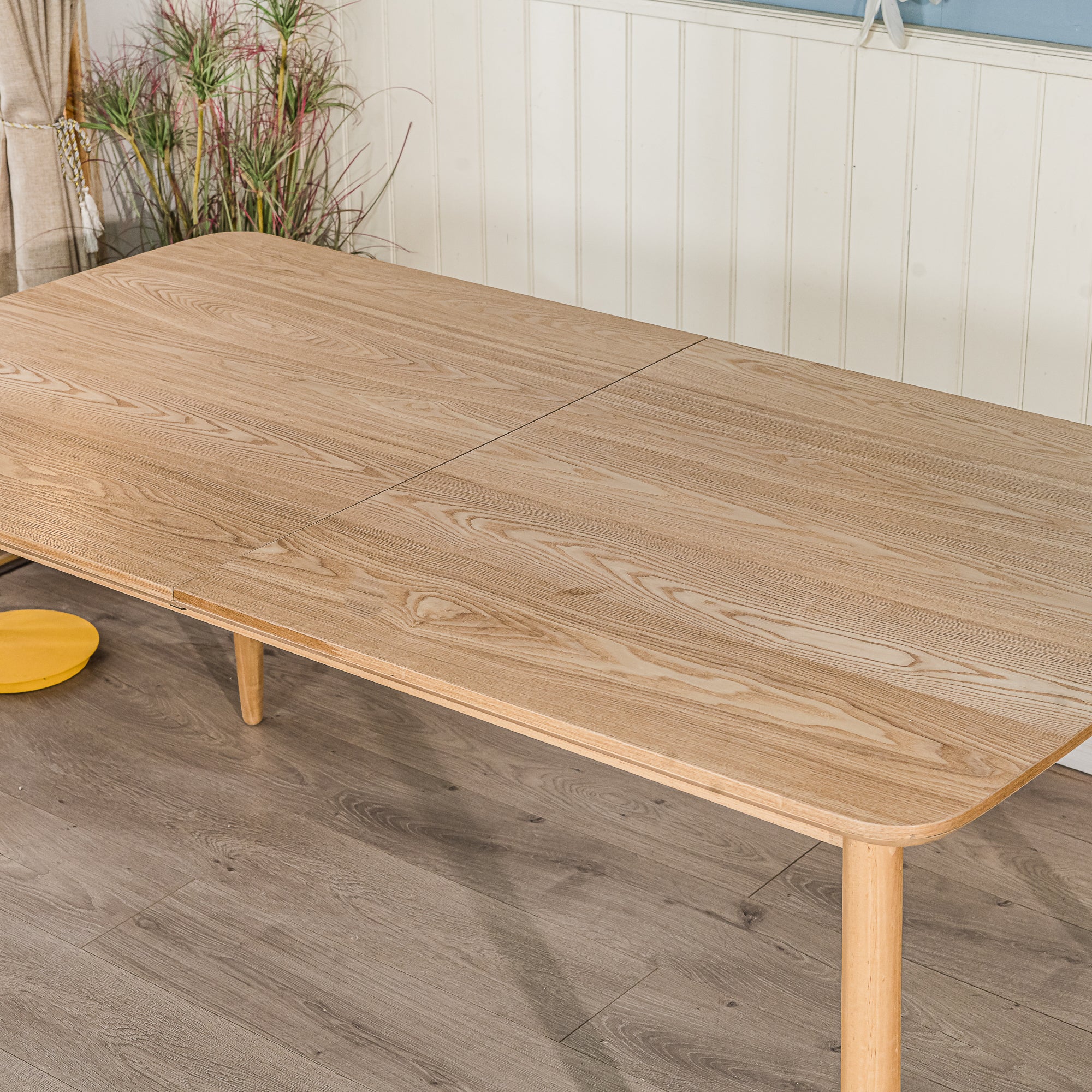 CORTE – Rozsuwany, prostokątny stół do jadalni dla 6–8 osób, wykonany z litego drewna