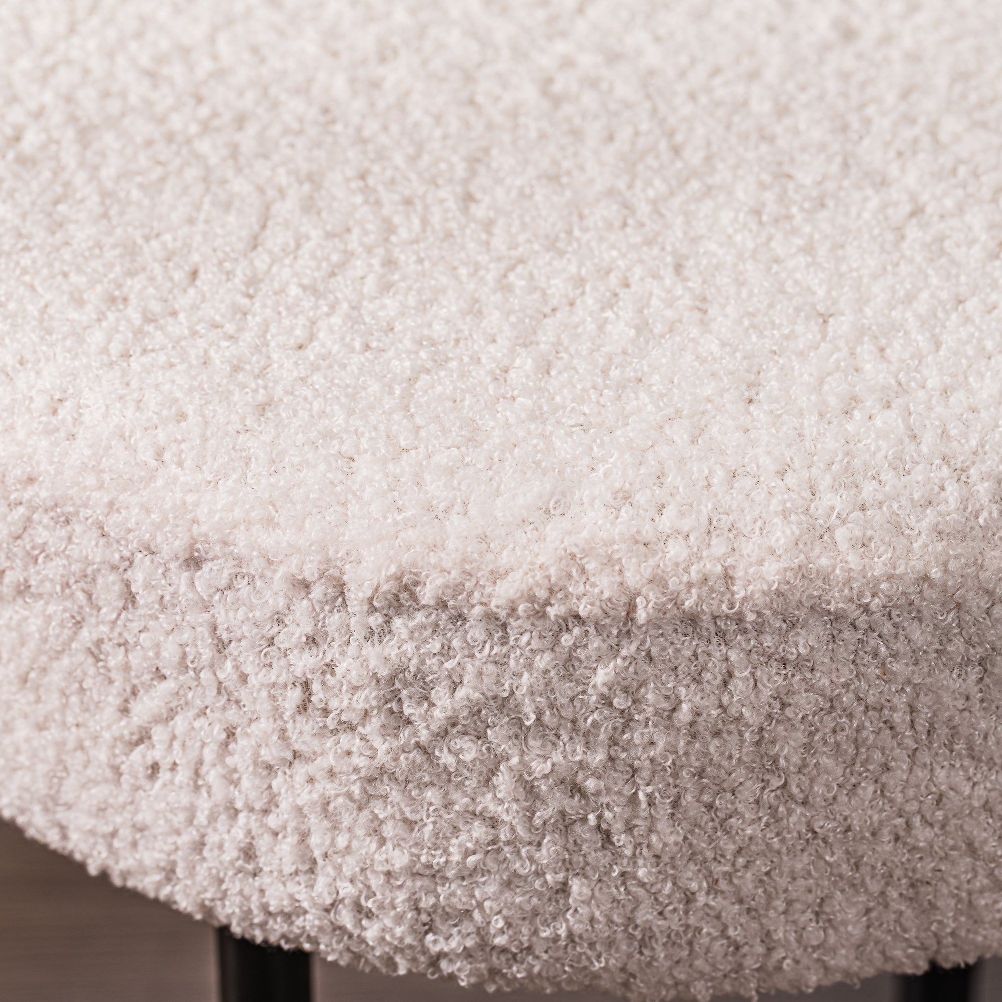 Metalowa ławka i białe pętelki