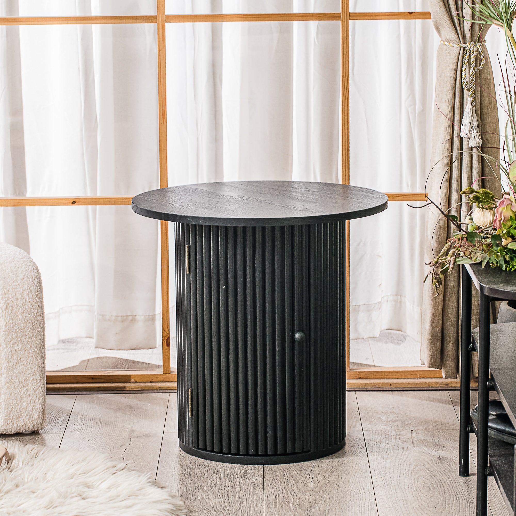TRINIDAD – stolik pomocniczy z litego drewna w kolorze czarnym