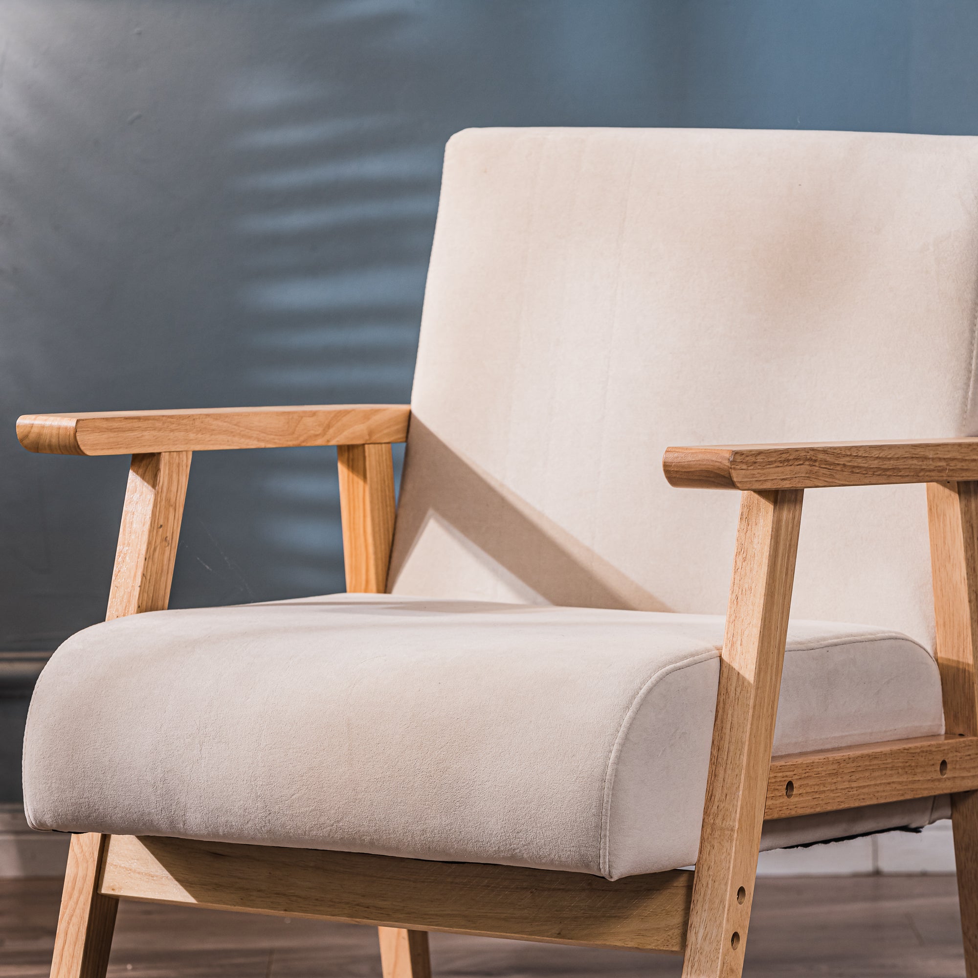 LOUIS – Fotel salonowy z litego drewna i beżowej tkaniny