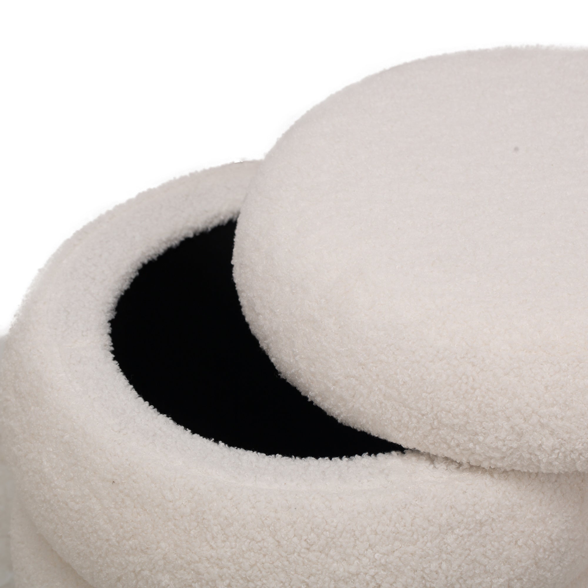 Puf w białych boucléch w stylu skandynawskim