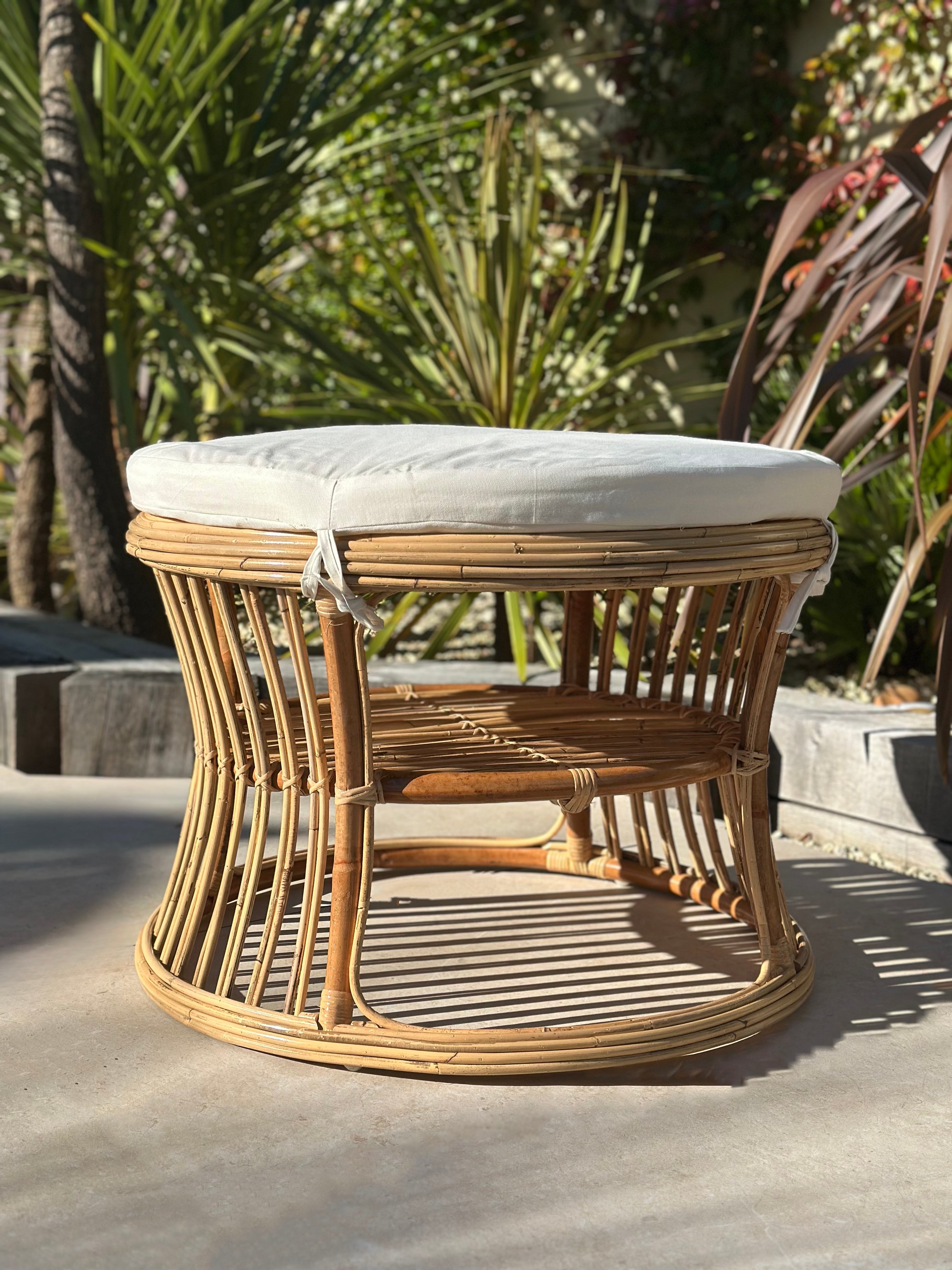 SERAM – pufa z naturalnego rattanu i beżowej tkaniny