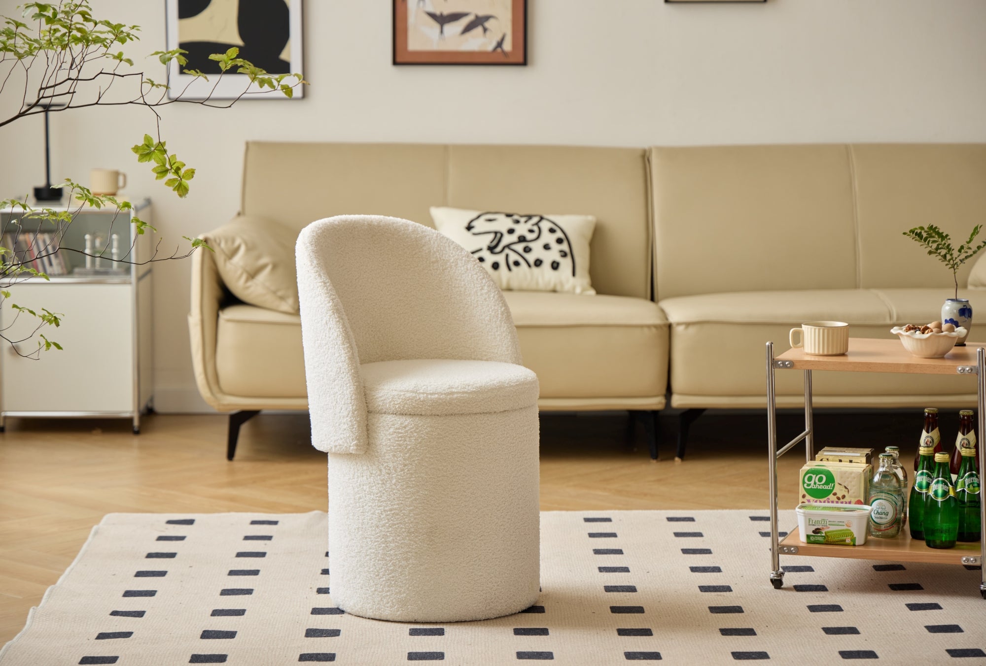 UMEA – pufa z oparciem i schowkiem, pokryta białym tkanina bouclé