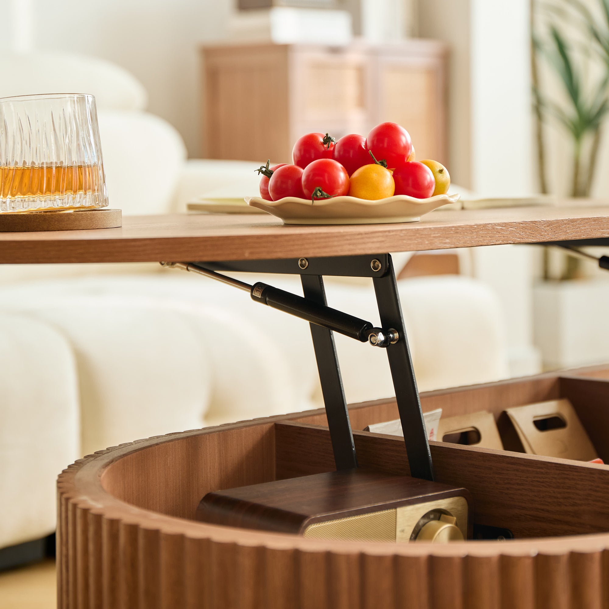 LOTTA – stolik kawowy z drewna orzechowego funkcją przechowywania