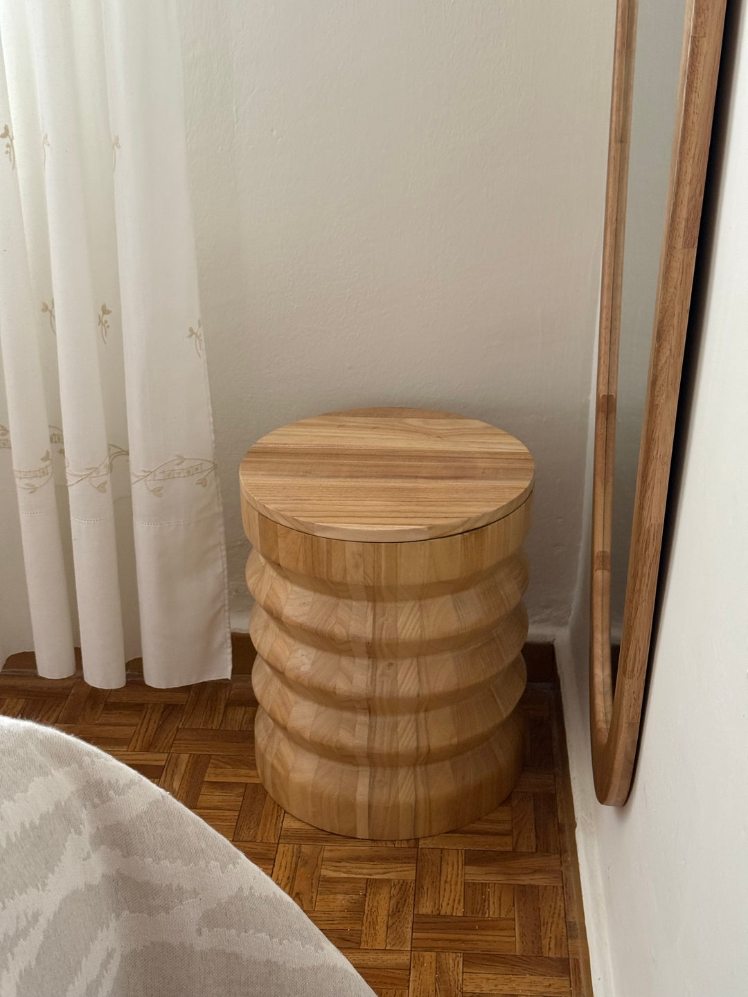 SANTIAGO – Pufa z litego drewna funkcją przechowywania