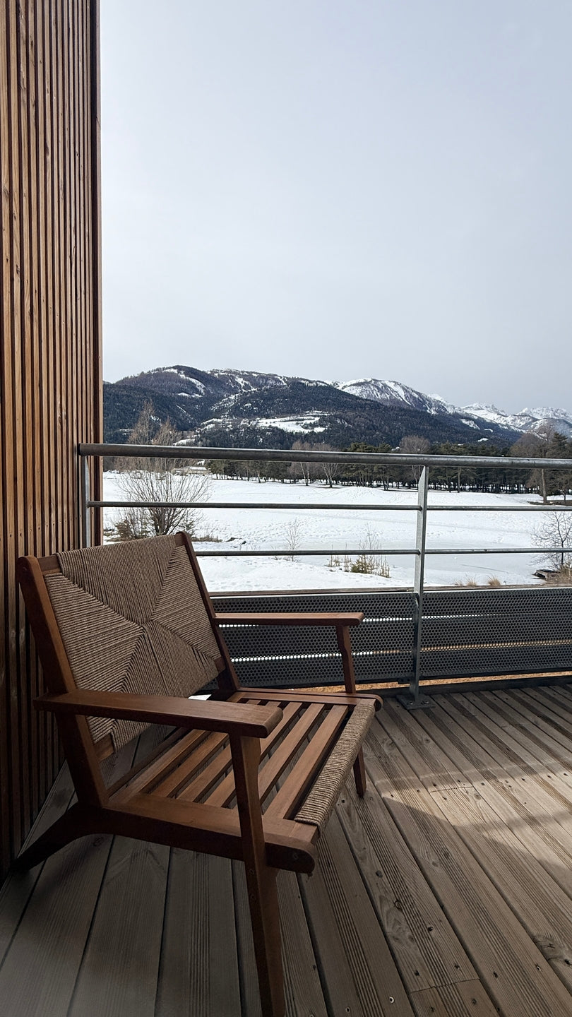 VALDIVIA – Fotel do wnętrz i na zewnątrz, wykonany z litego drewna akacjowego i liny