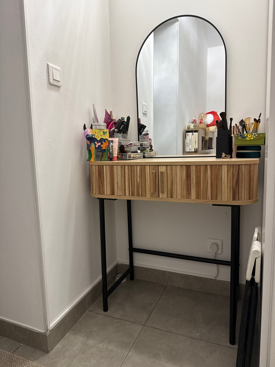 NAGANO – Konsola z 2 drzwiami z drewna jesionowego i metalu