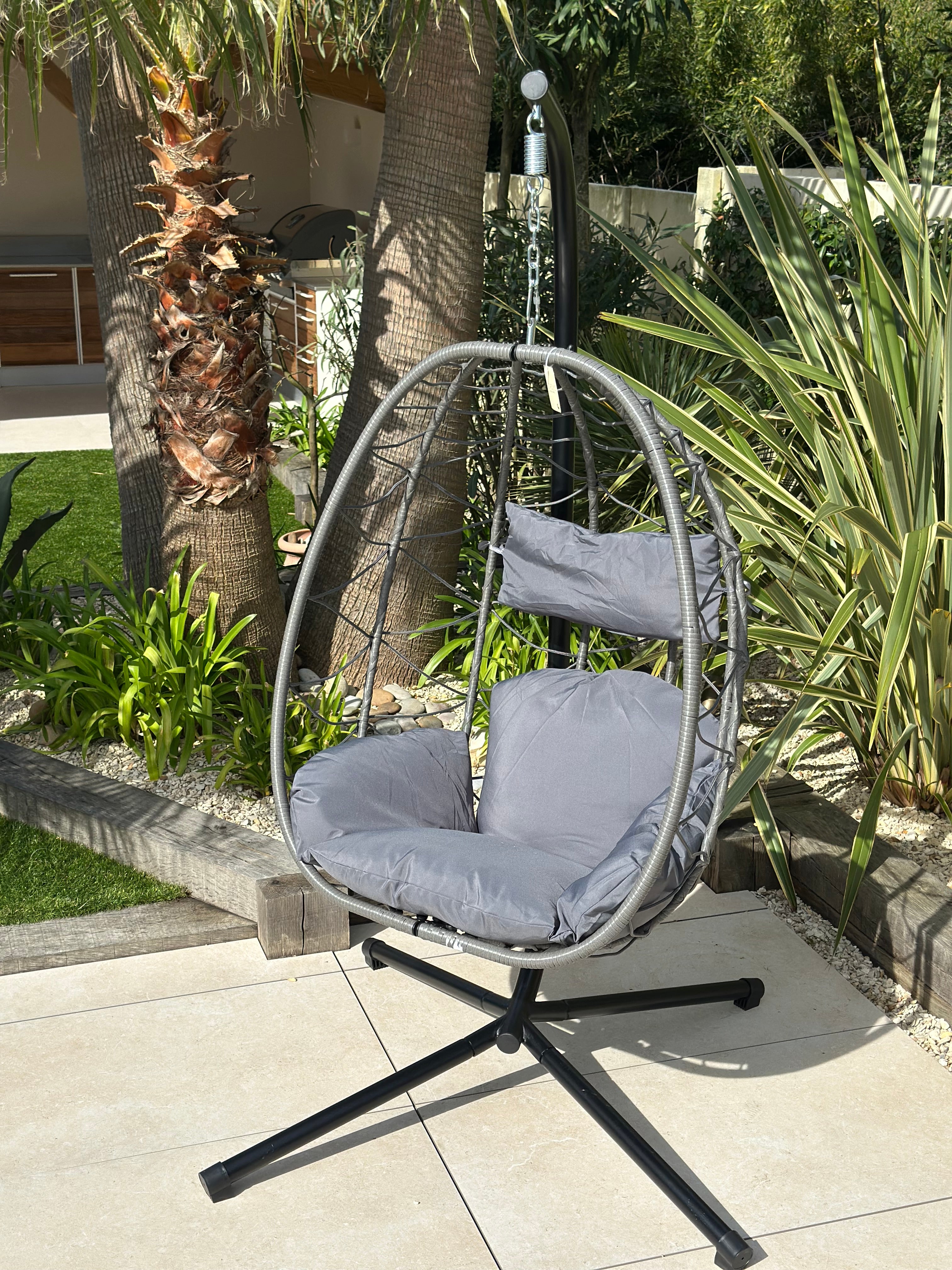 VENICE – Wiszący fotel z rattanu i czarnego metalu