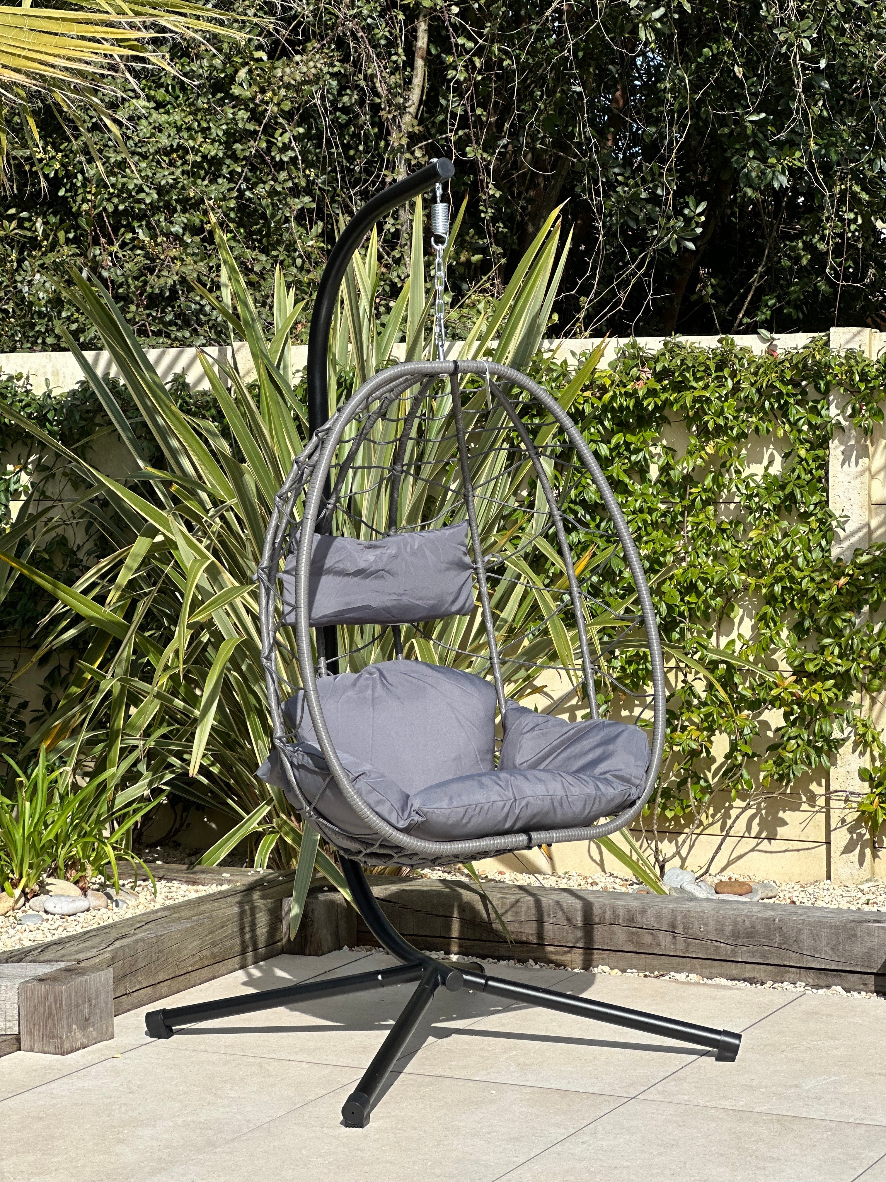 VENICE – Wiszący fotel z rattanu i czarnego metalu