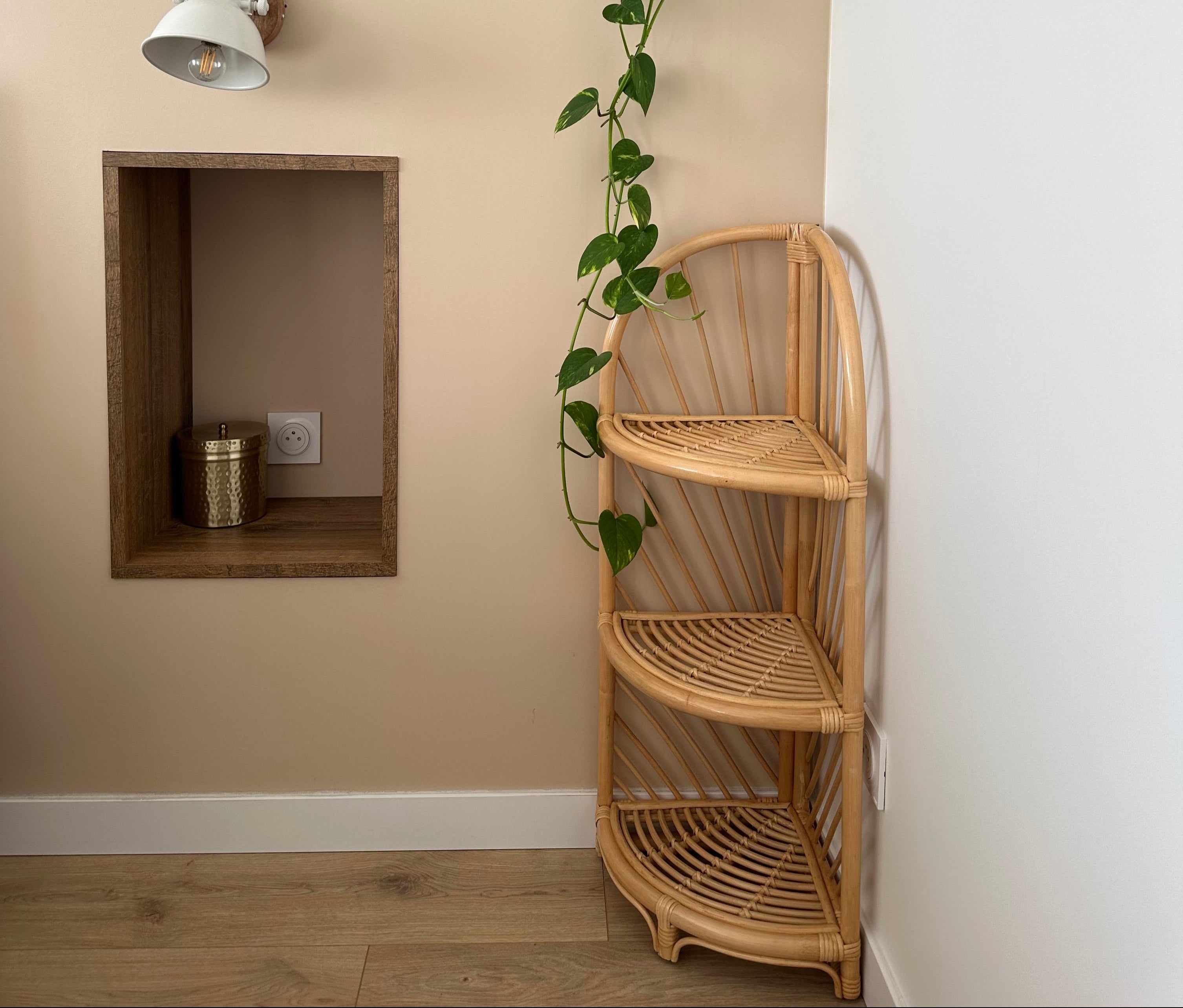 KOLAKA – 3-poziomowa półka narożna z naturalnego rattanu